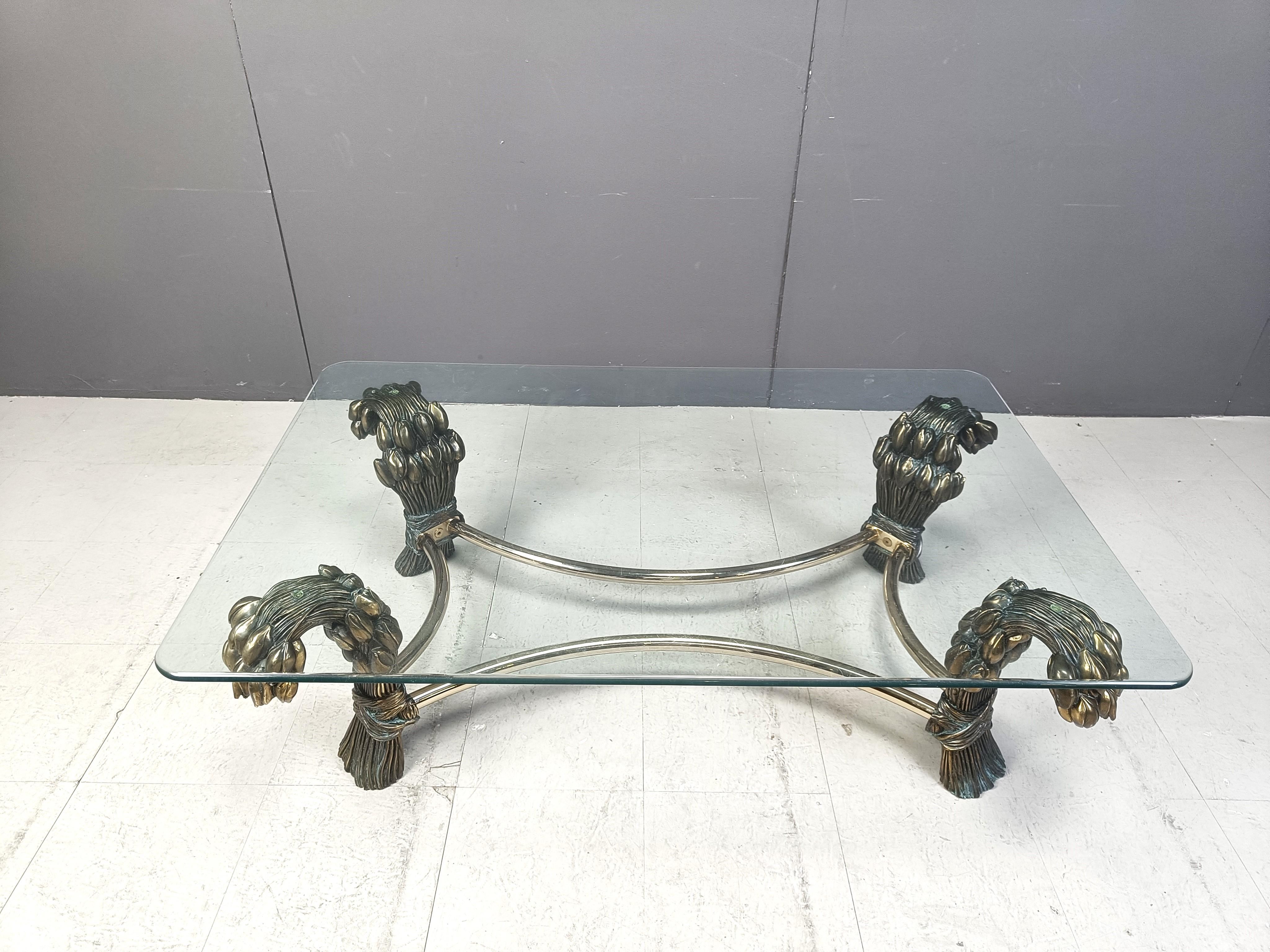 Elegant brass tulip flower coffee table very much in the style of Willy Daro.

This coffee table is beautifully detailed.

A true eye catcher in your living room.

1970s - Belgium

good condition

Frame can be disassembled and we can ship the base