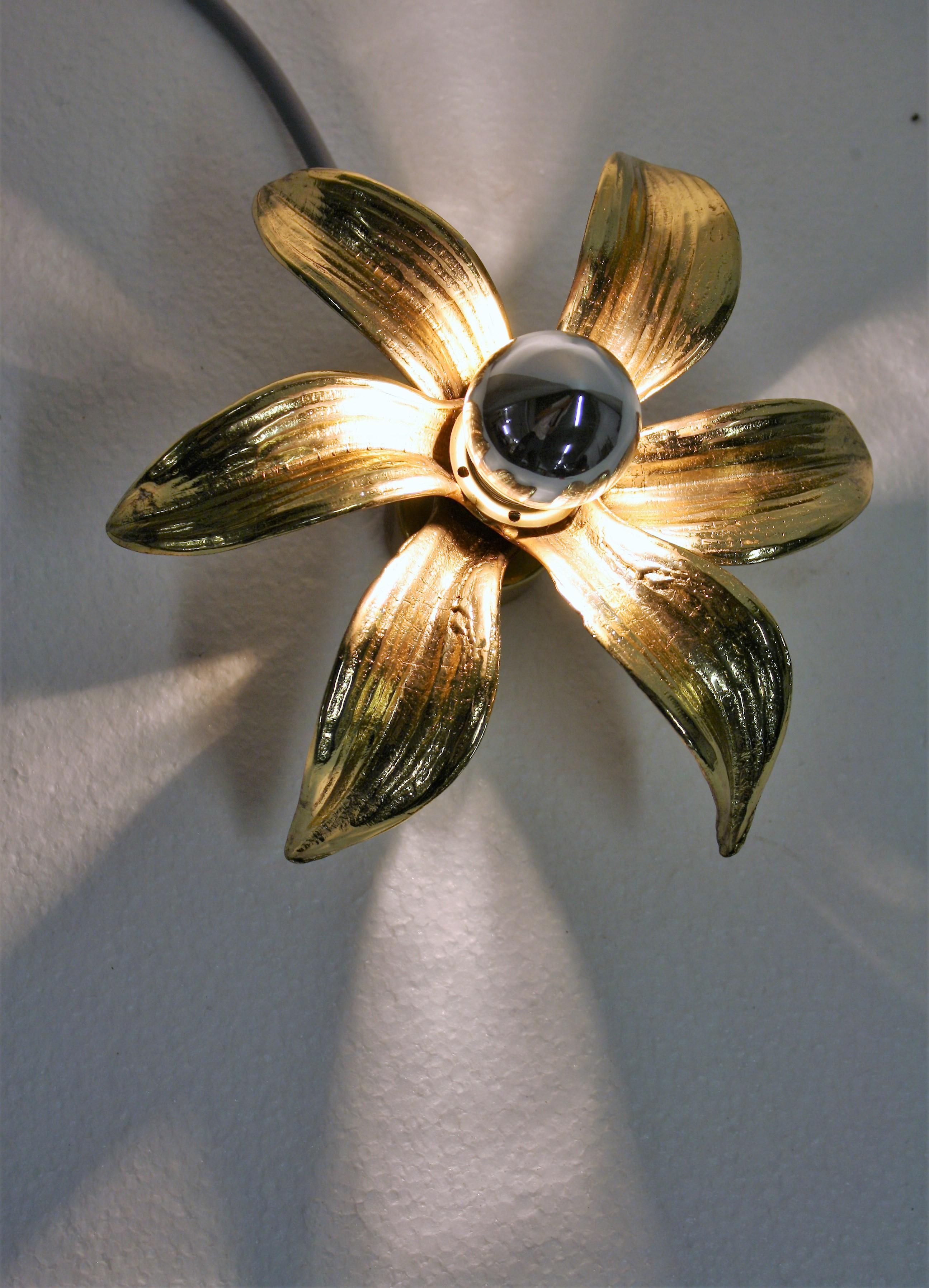 Brass flowers ceiling or wall light in the style of designer Willy Daro manufactured by 'Massive Lighting', circa 1970s, Belgian.

Thoroughly cleaned respecting the vintage patina

Made of 6 quality cast naturalistic textured leaves. 

The