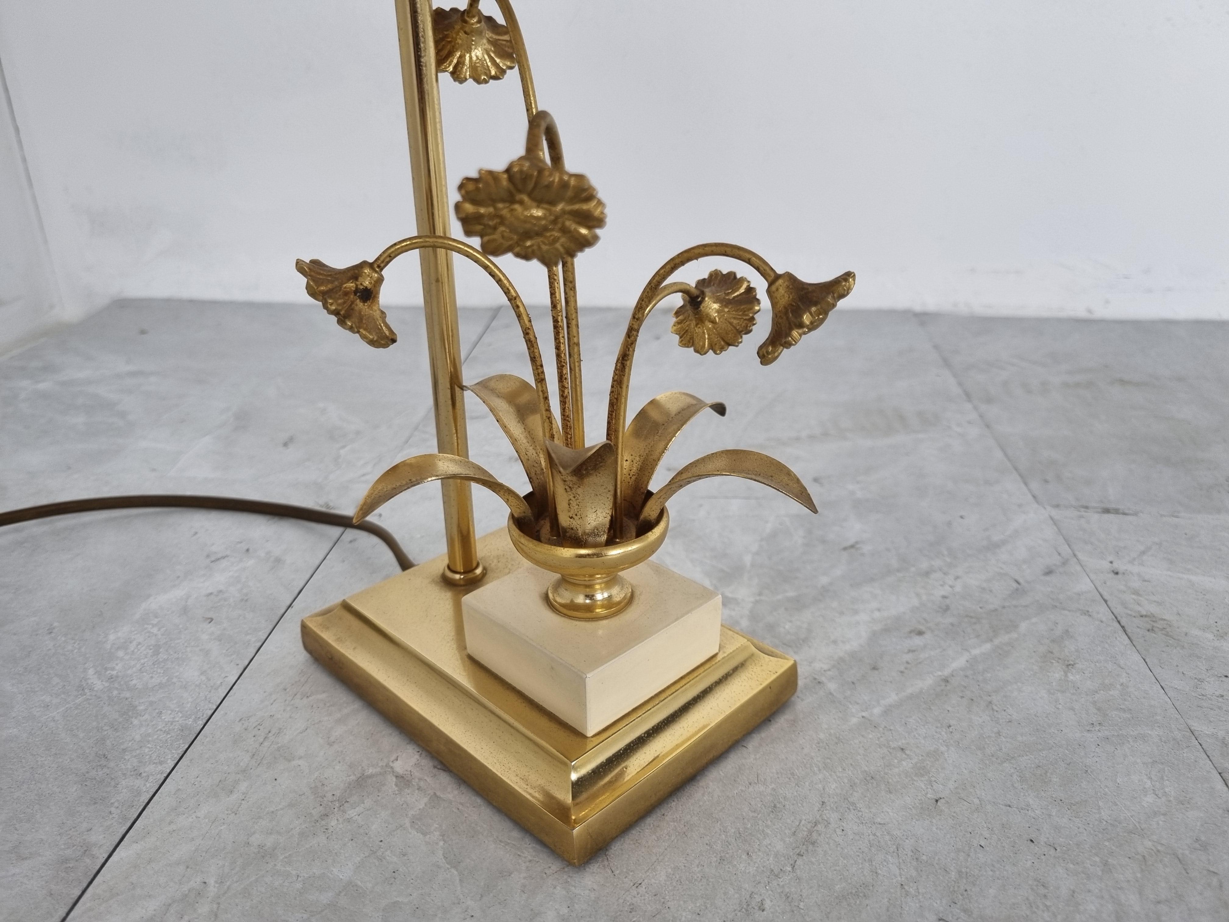 Vintage brass flower table lamp on a brass base by Massive.

Cool hollywood regency style table lamp.

Condition: some corrosion on the flowers.

Comes with it's original lamp shade

1970s - Belgium

Tested and ready to use with a regular