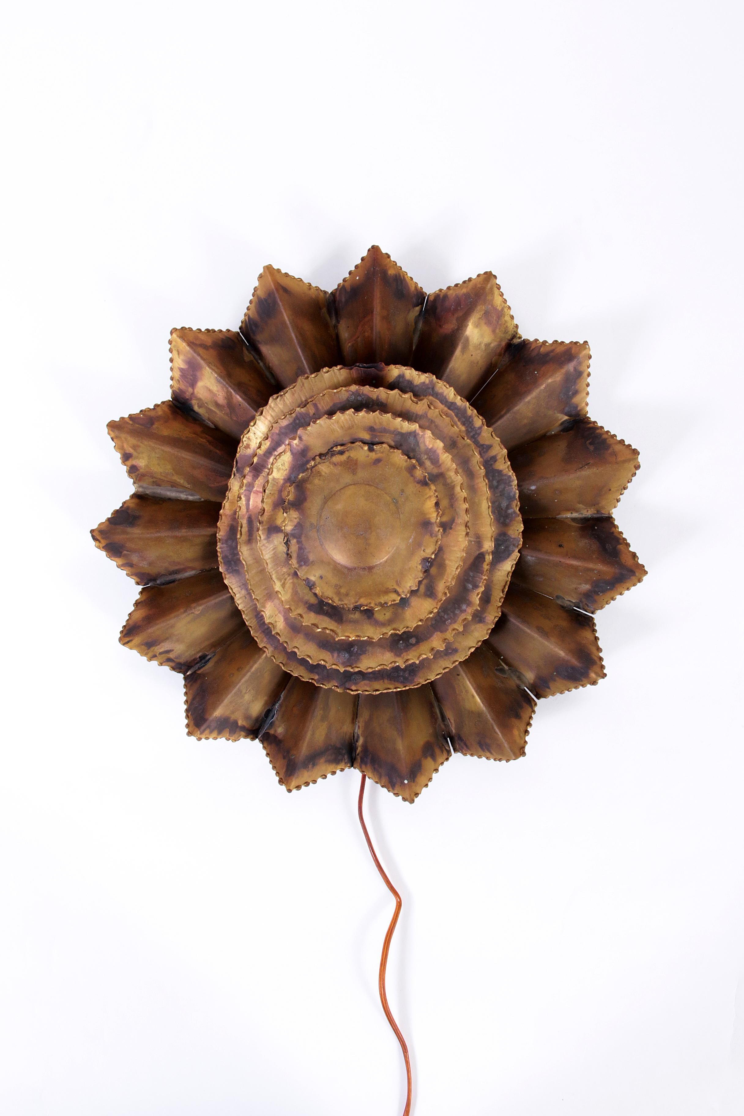 Svend Aage Holm Sørensen fue un renombrado diseñador y artista de la iluminación danés, conocido por sus elegantes diseños modernistas, a menudo caracterizados por acabados de latón y metal, formas orgánicas y un uso único de perforaciones o