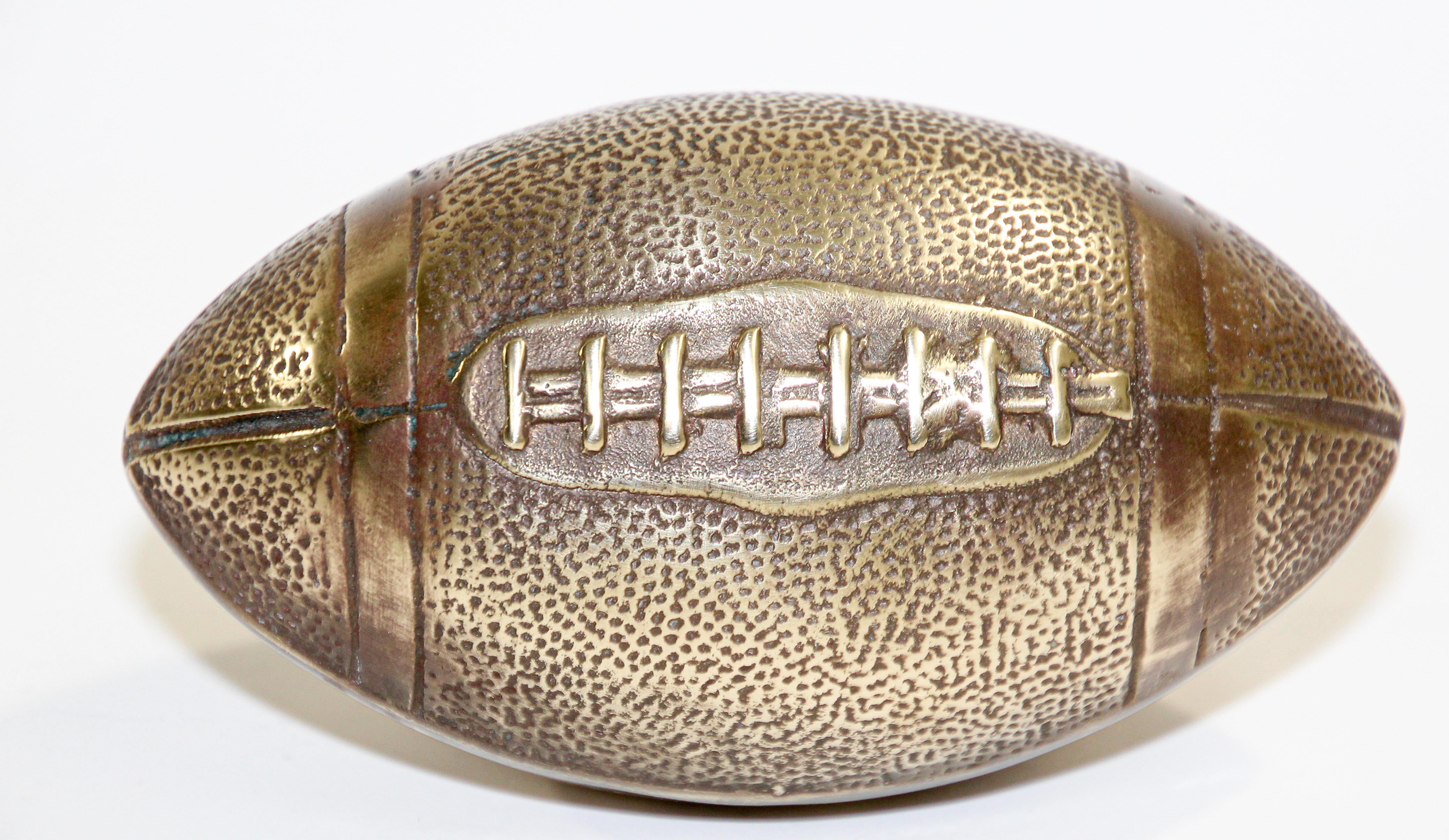 Vintage brass American football paperweight or decorative sport memorabilia.
Large and heavy.
Great football sculpture in cast brass, football trophy gift for American football fanatic.
Dimensions: 5.5