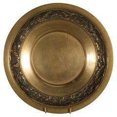 Bol sur pied en laiton avec relief de grues volantes, Corée, 20e siècle