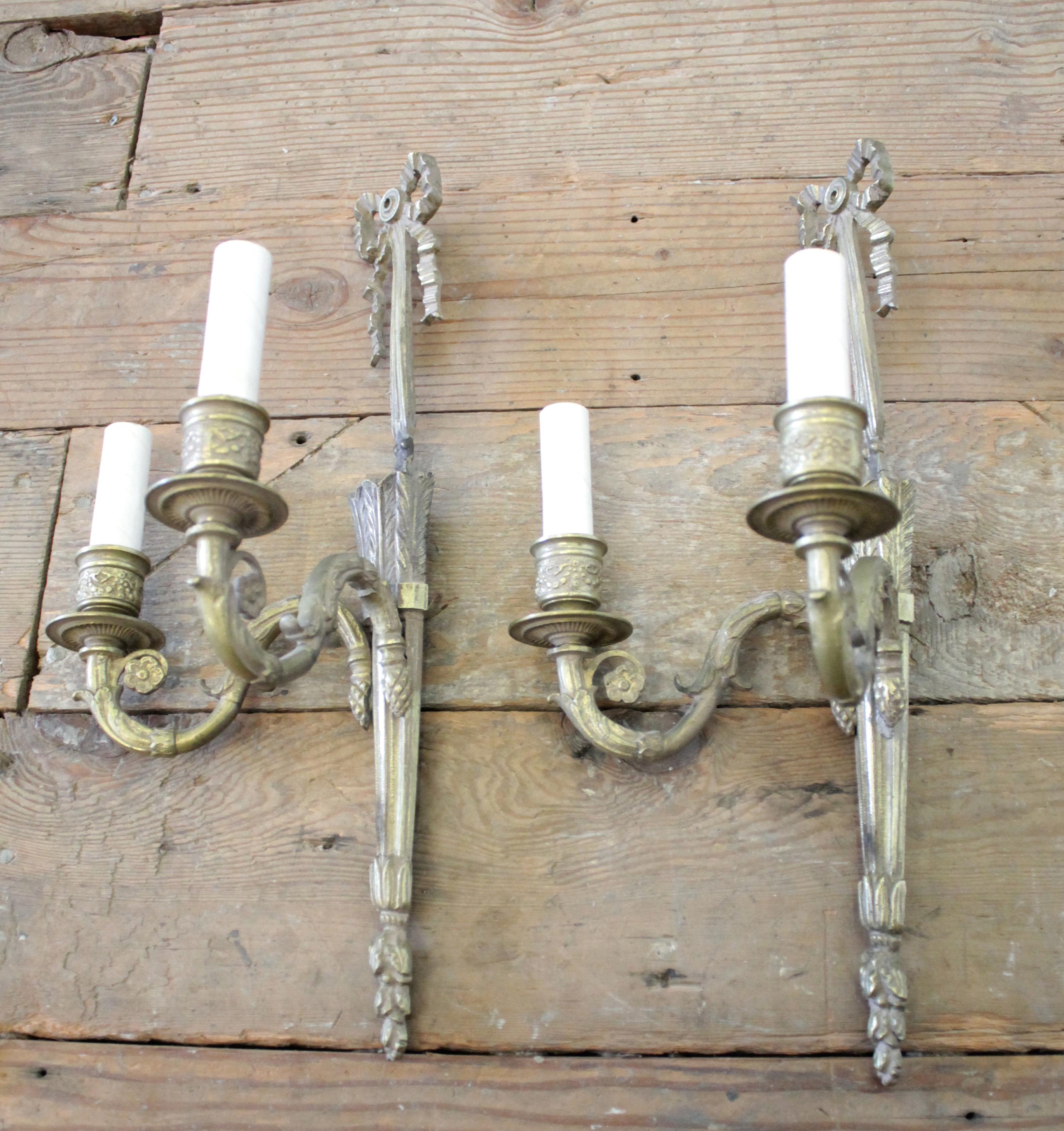 Vintage brass French style ribbon sconces with 2 lights.
Measures: 7.75