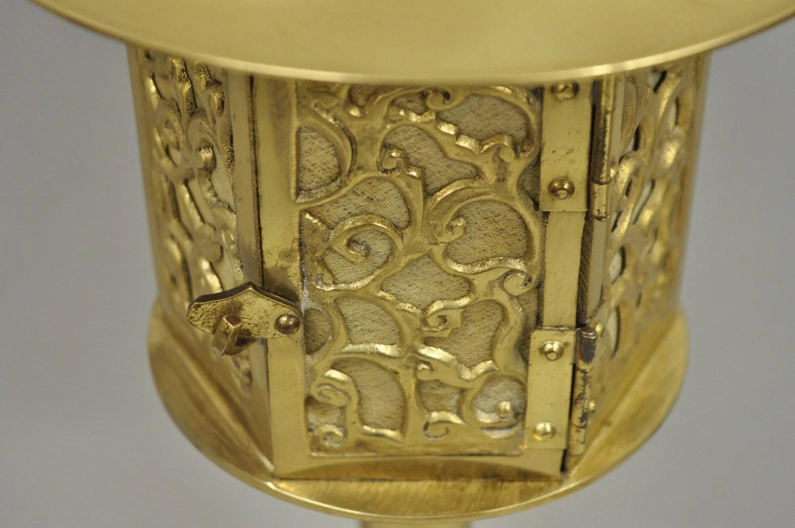Vintage Brass Fretwork Japanese Lantern Small Chinoiserie Oriental Table Lamp In Good Condition For Sale In Philadelphia, PA