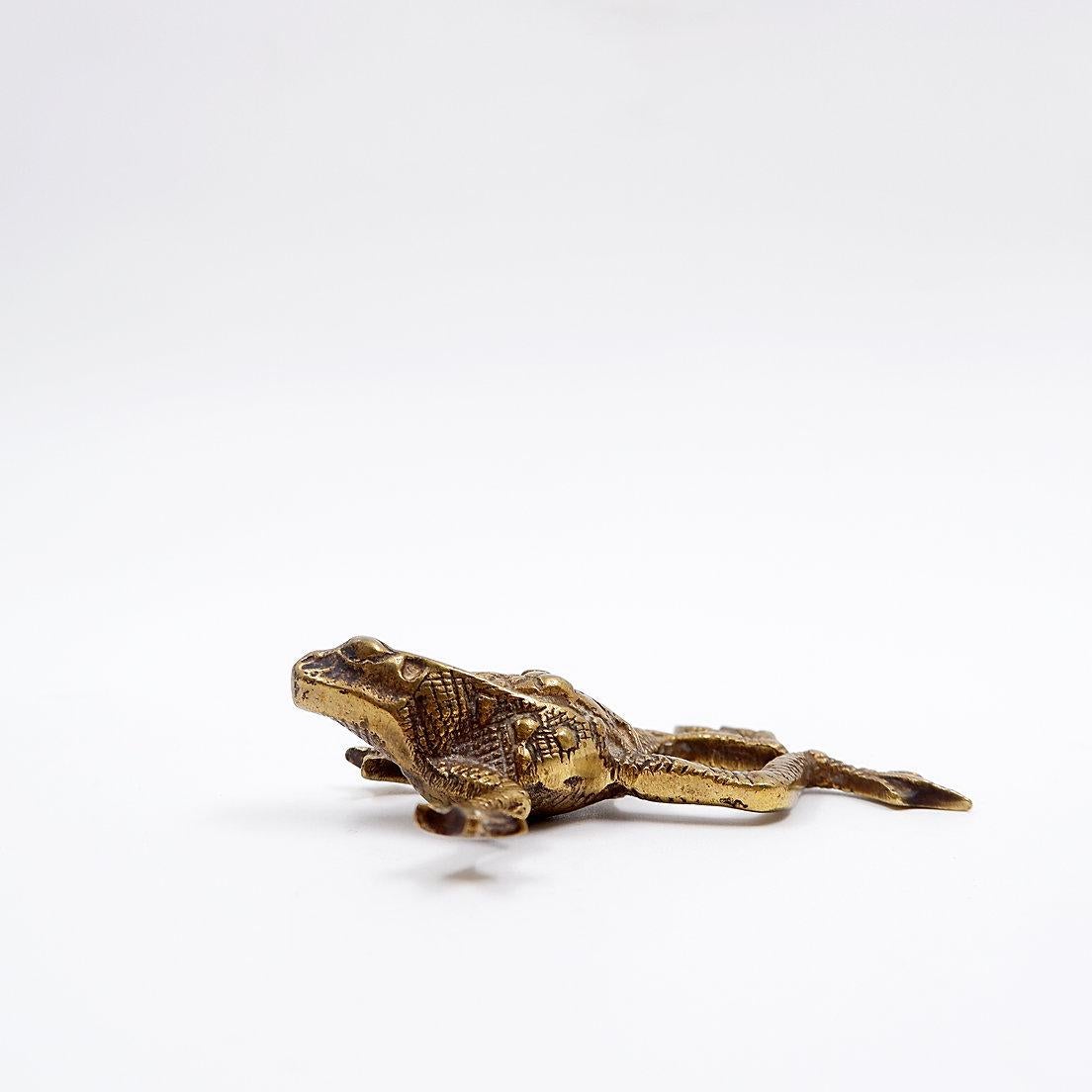 Rana in ottone vintage
Decorazione per animali - Appunti
Misure: 6,5x11cm H. 3cm 
Usura coerente con l'età e l'uso.