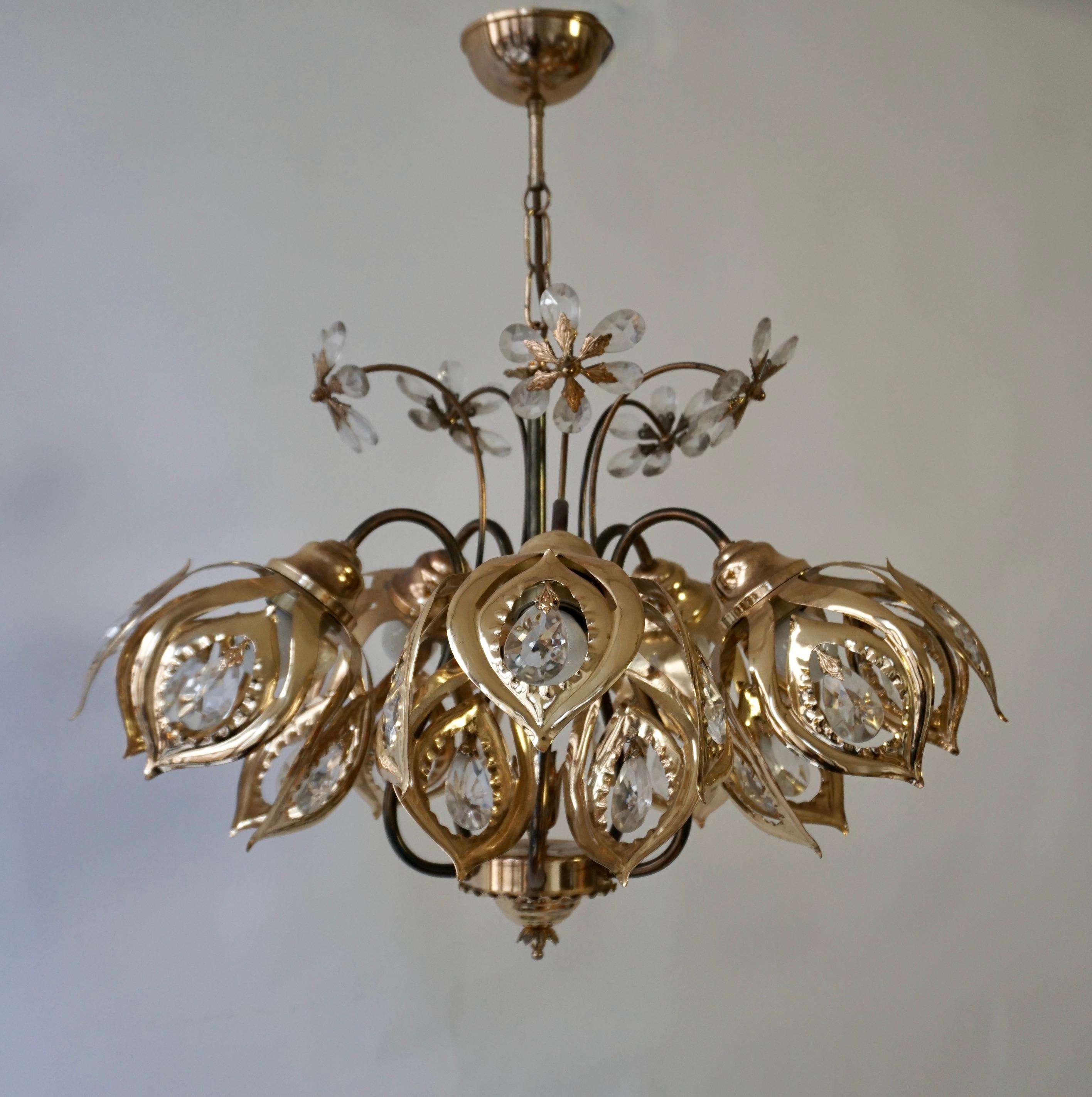 Elegant plafonnier en laiton doré avec des fleurs en cristal.

Diamètre 23,6