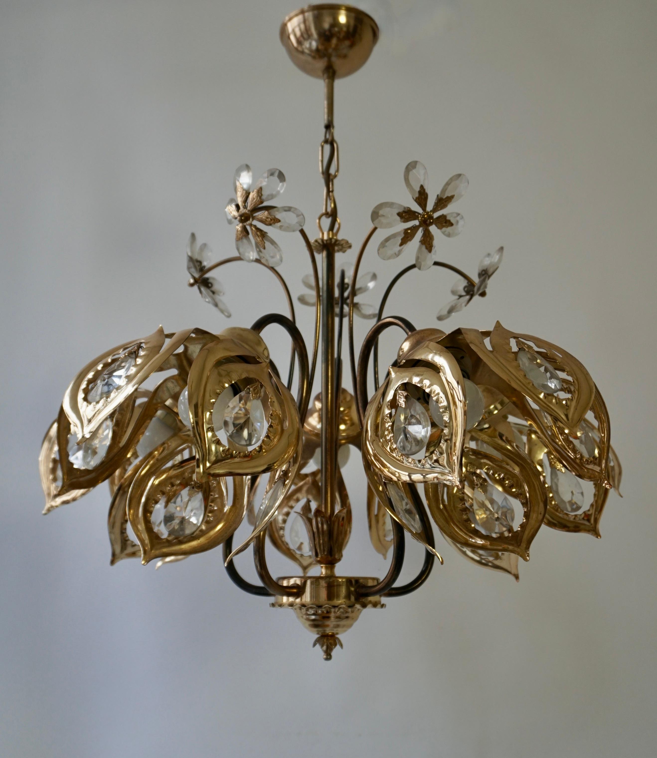 Vintage Brass Gilded Chandelier with Crystal Flowers  In Good Condition For Sale In Antwerp, BE