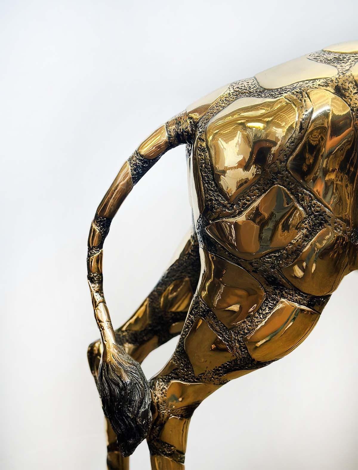 Milieu du XXe siècle Sculpture de girafe vintage en laiton d'après J. Moigniez en vente