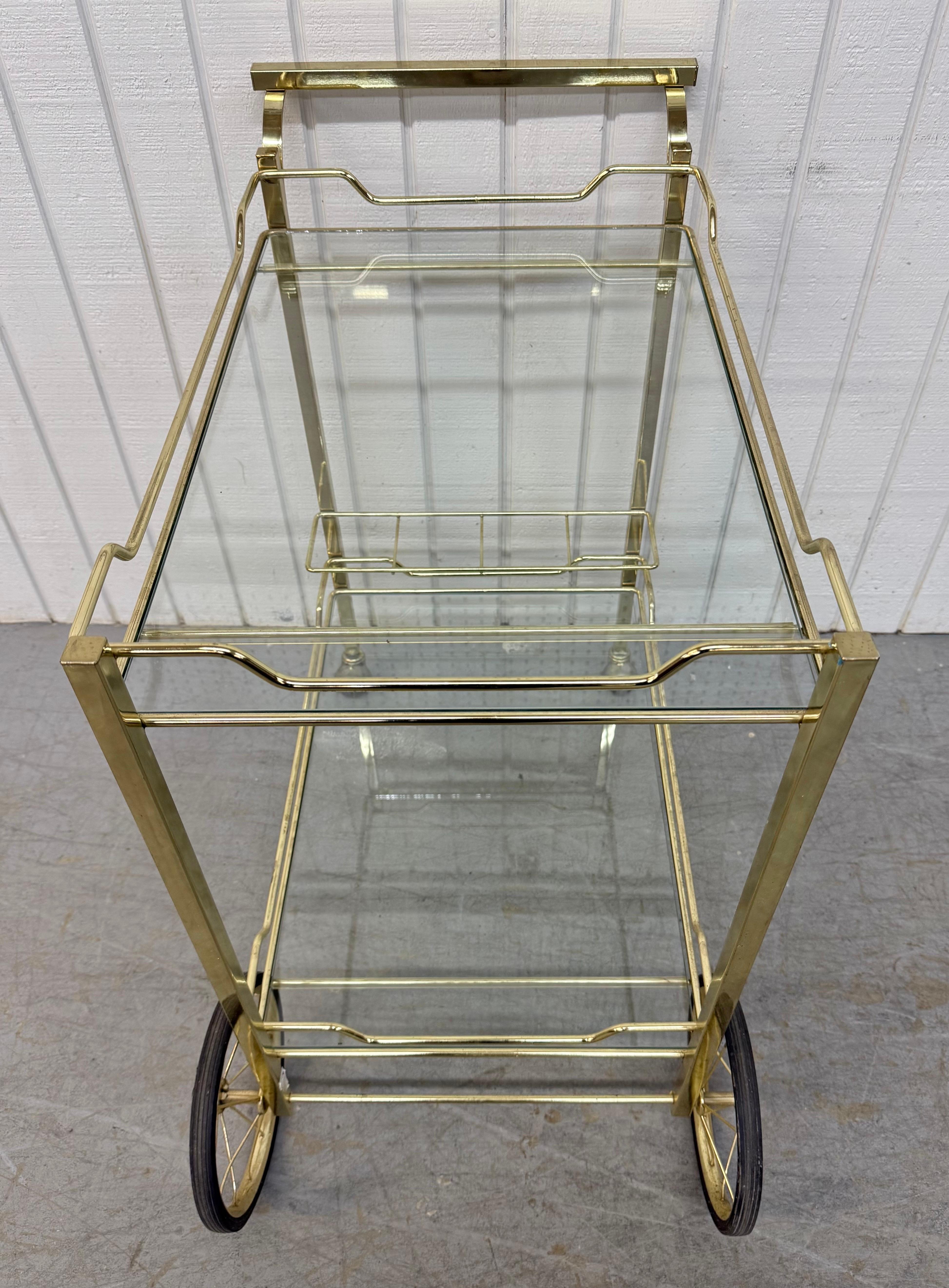 Postmoderne Chariot de bar vintage en laiton et verre en vente