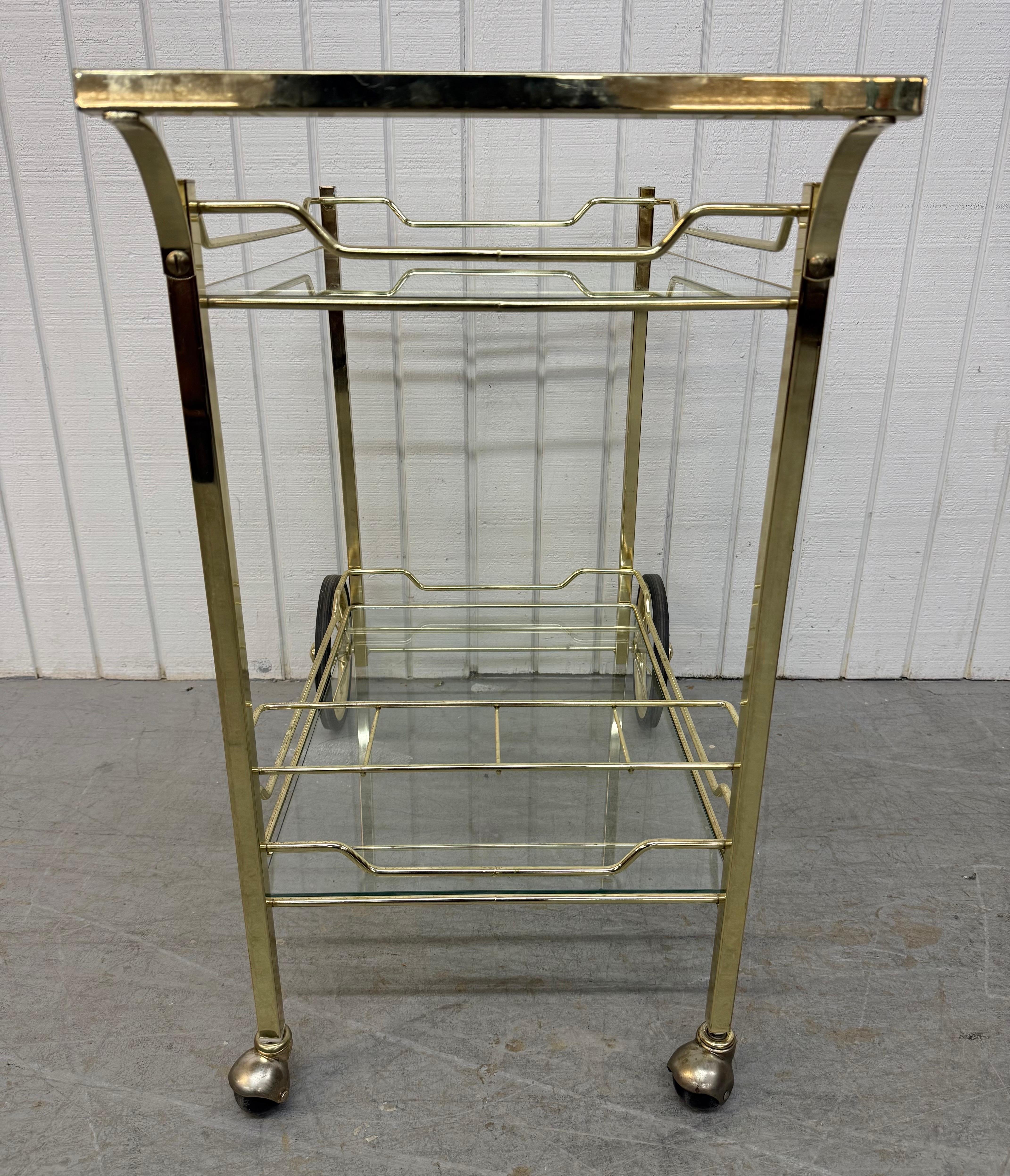 Américain Chariot de bar vintage en laiton et verre en vente