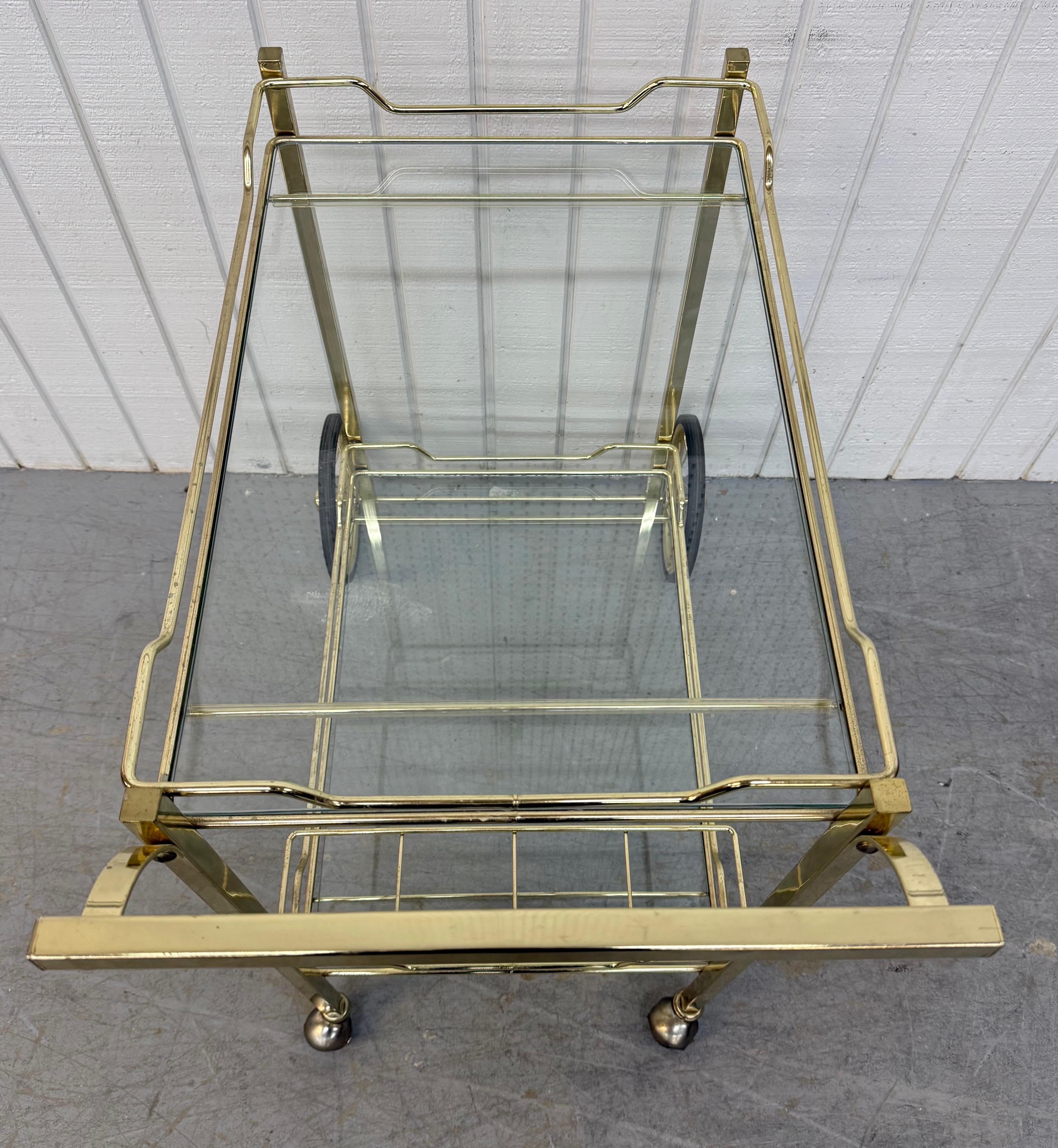 Chariot de bar vintage en laiton et verre Bon état - En vente à Clarksboro, NJ