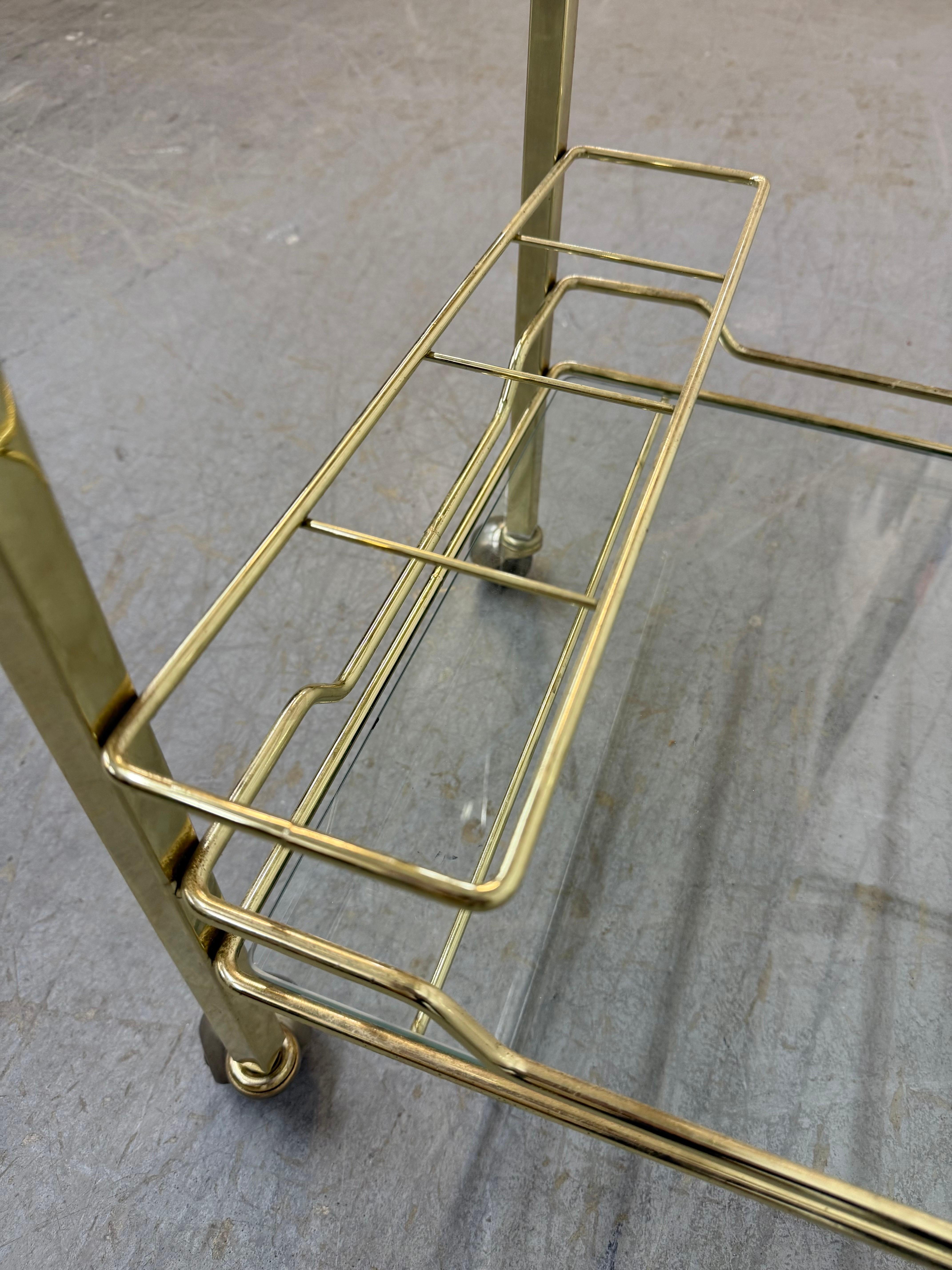 20ième siècle Chariot de bar vintage en laiton et verre en vente