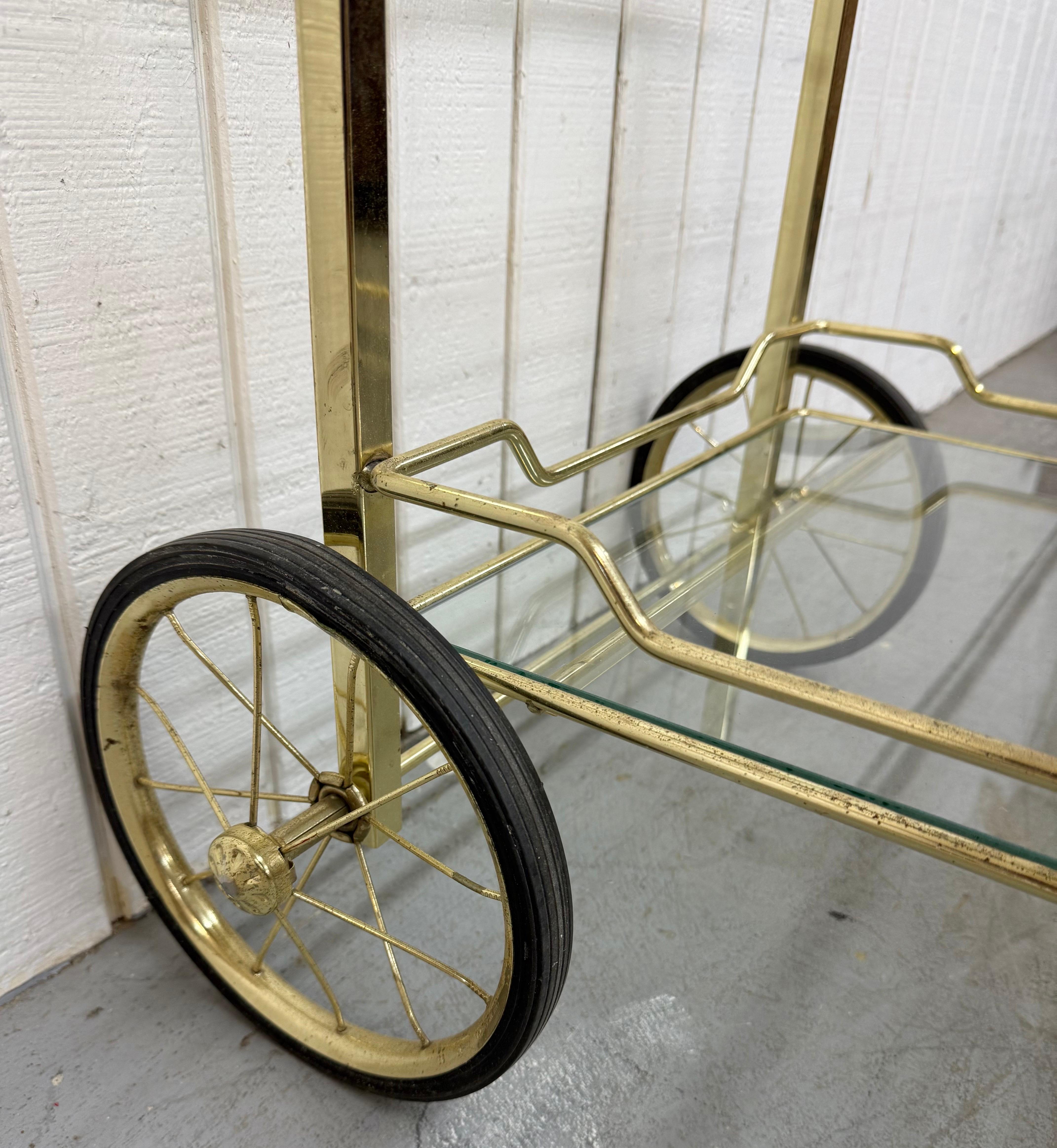 Laiton Chariot de bar vintage en laiton et verre en vente