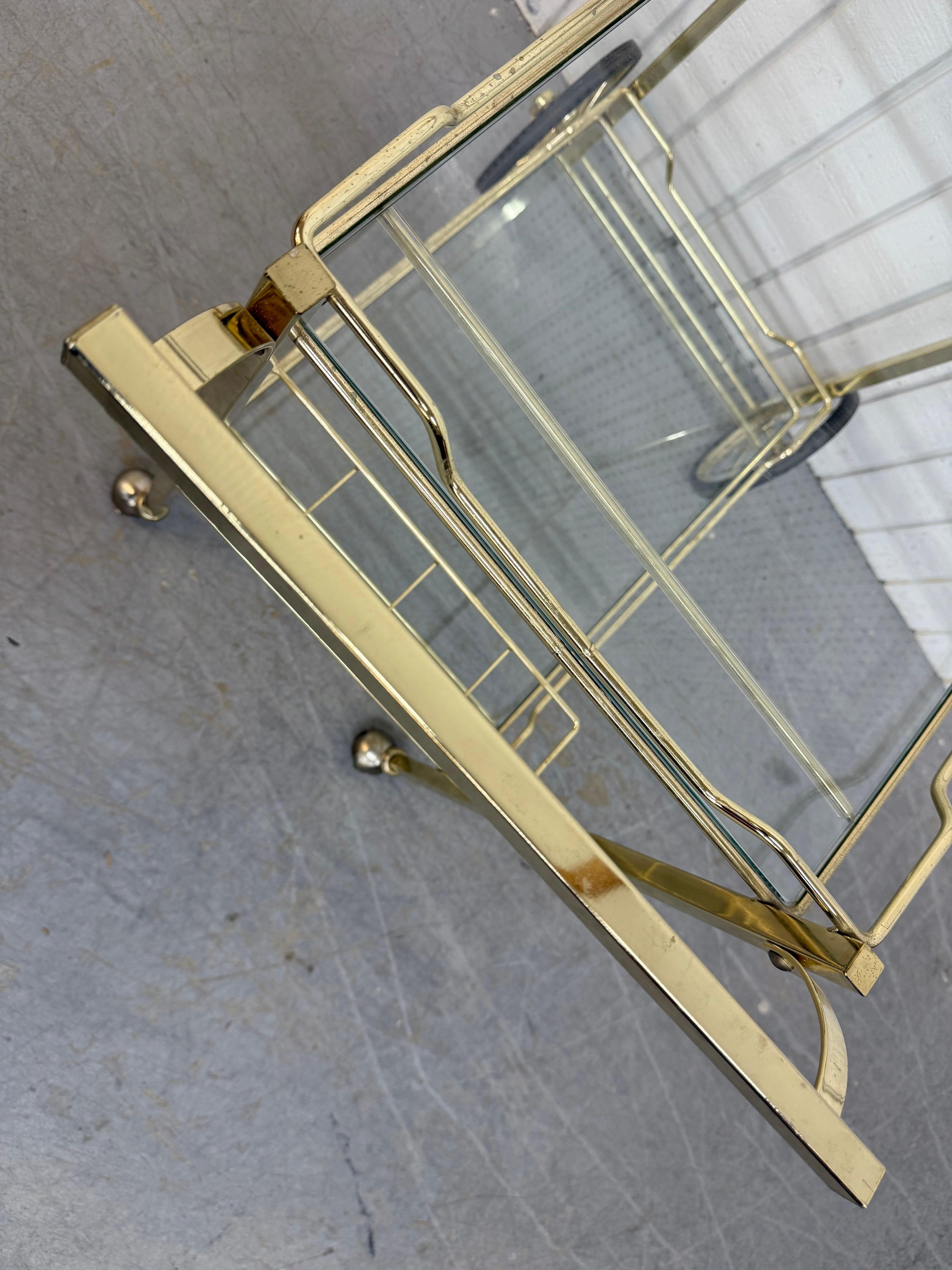 Chariot de bar vintage en laiton et verre en vente 1
