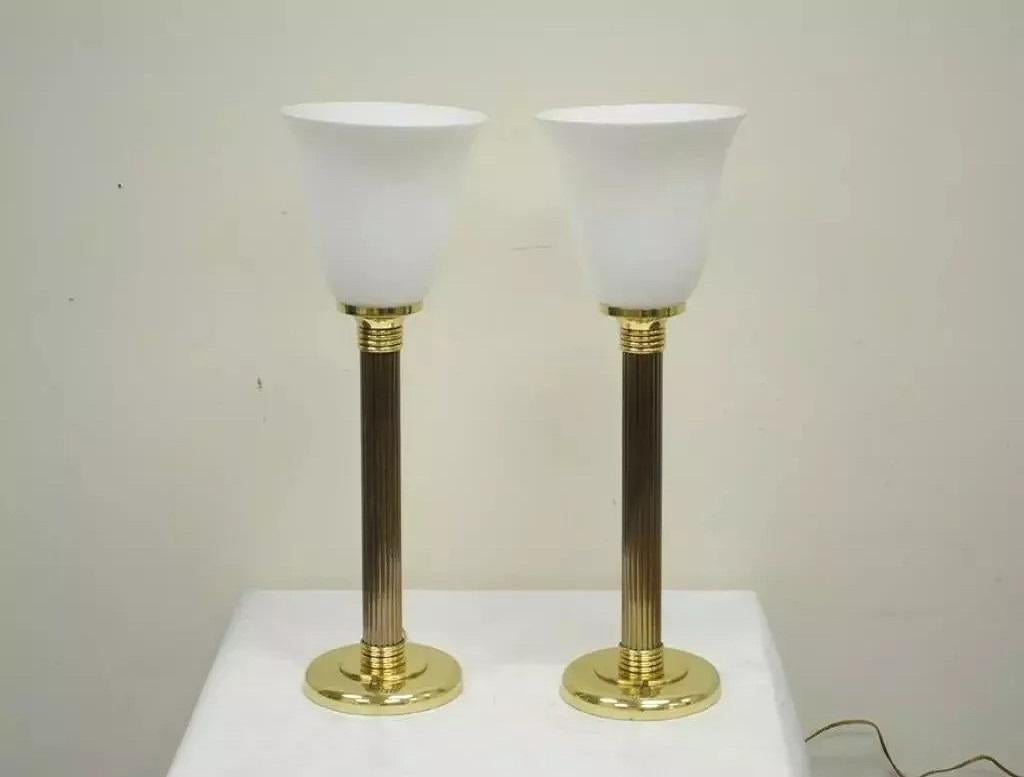 Paire de lampes de table Empire Hollywood Regency à colonne cannelée en laiton et verre en vente 5