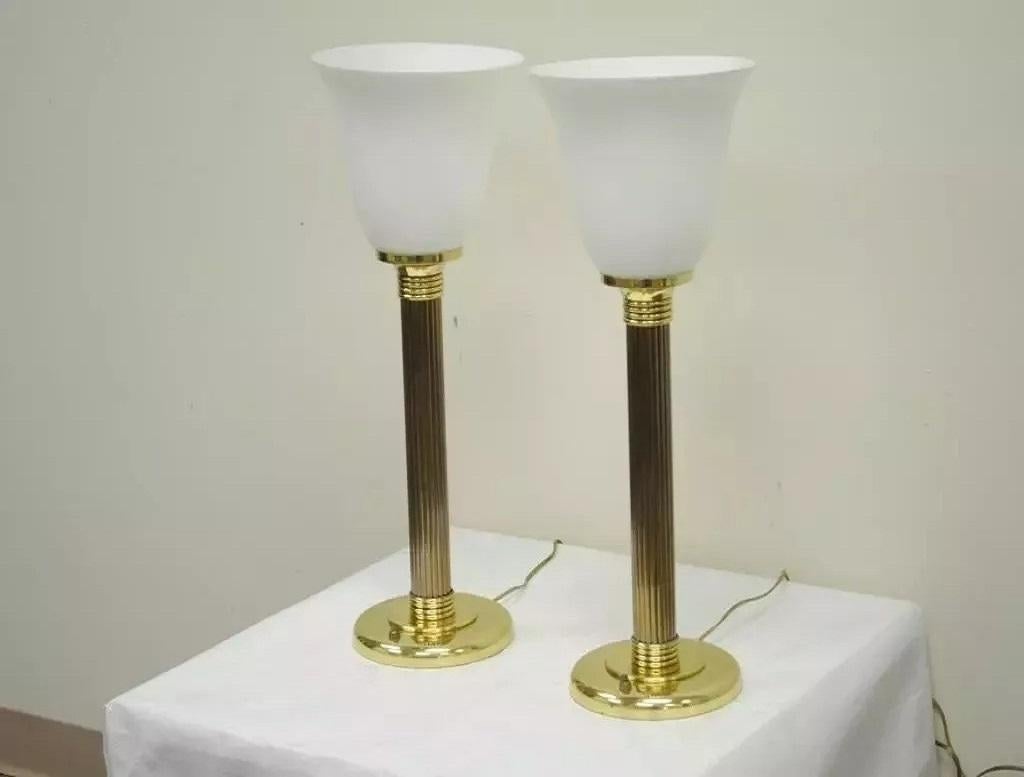 Paire de lampes de table Empire Hollywood Regency à colonne cannelée en laiton et verre. L'article présente des abat-jours en verre dépoli et des colonnes cannelées en laiton. Circa Mid 20th Century. Dimensions : 25