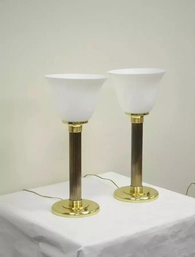 Inconnu Paire de lampes de table Empire Hollywood Regency à colonne cannelée en laiton et verre en vente