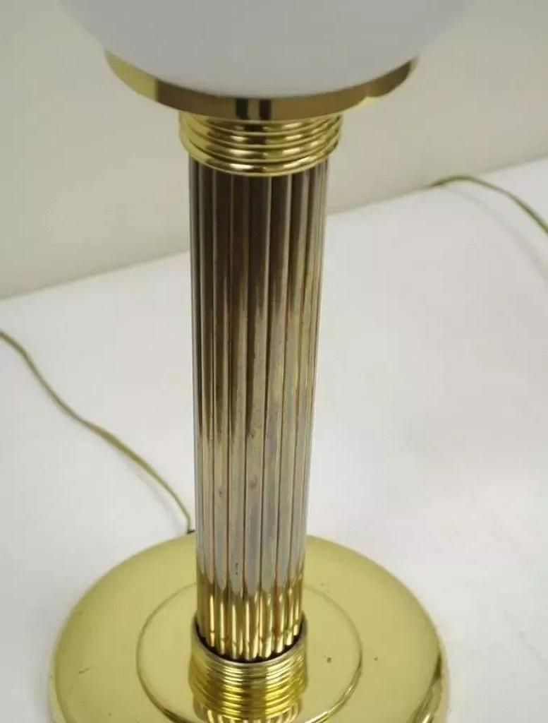 20ième siècle Paire de lampes de table Empire Hollywood Regency à colonne cannelée en laiton et verre en vente