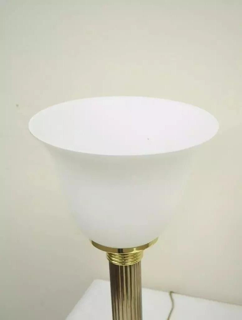 Laiton Paire de lampes de table Empire Hollywood Regency à colonne cannelée en laiton et verre en vente