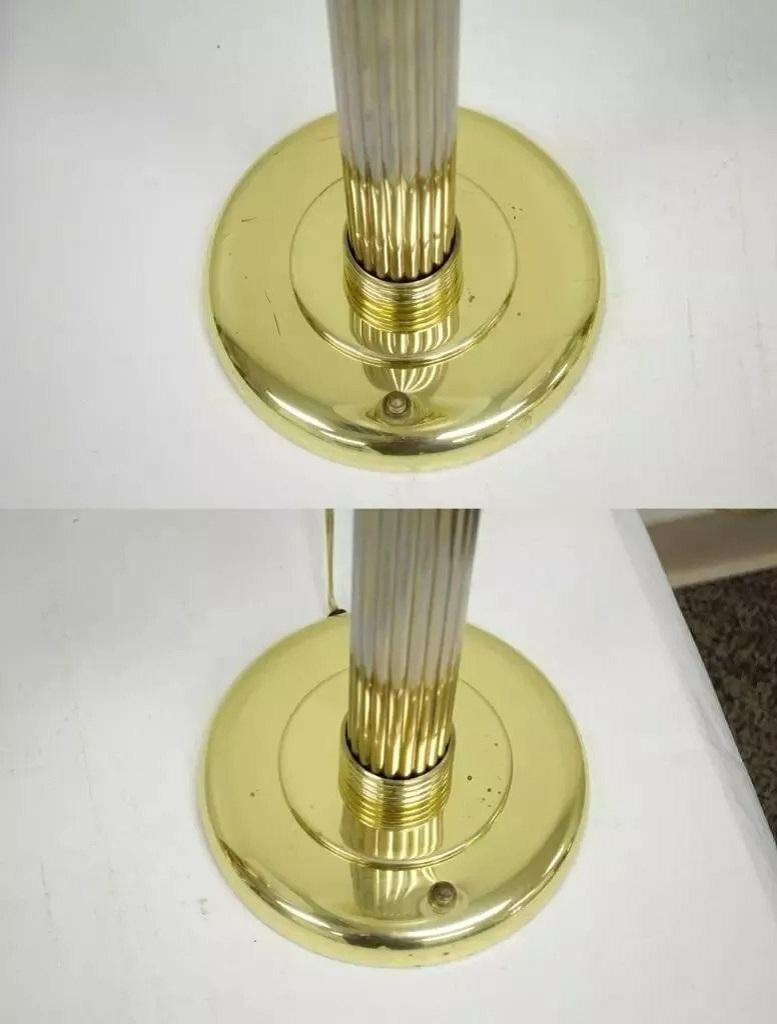 Paire de lampes de table Empire Hollywood Regency à colonne cannelée en laiton et verre en vente 1