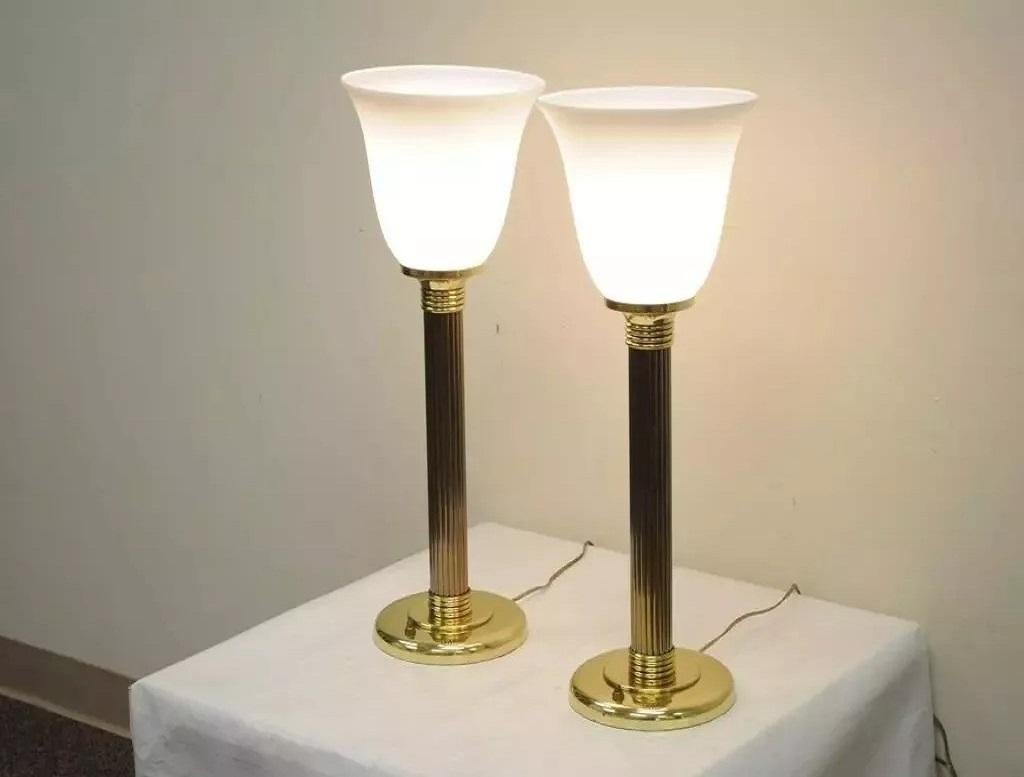 Paire de lampes de table Empire Hollywood Regency à colonne cannelée en laiton et verre en vente 3