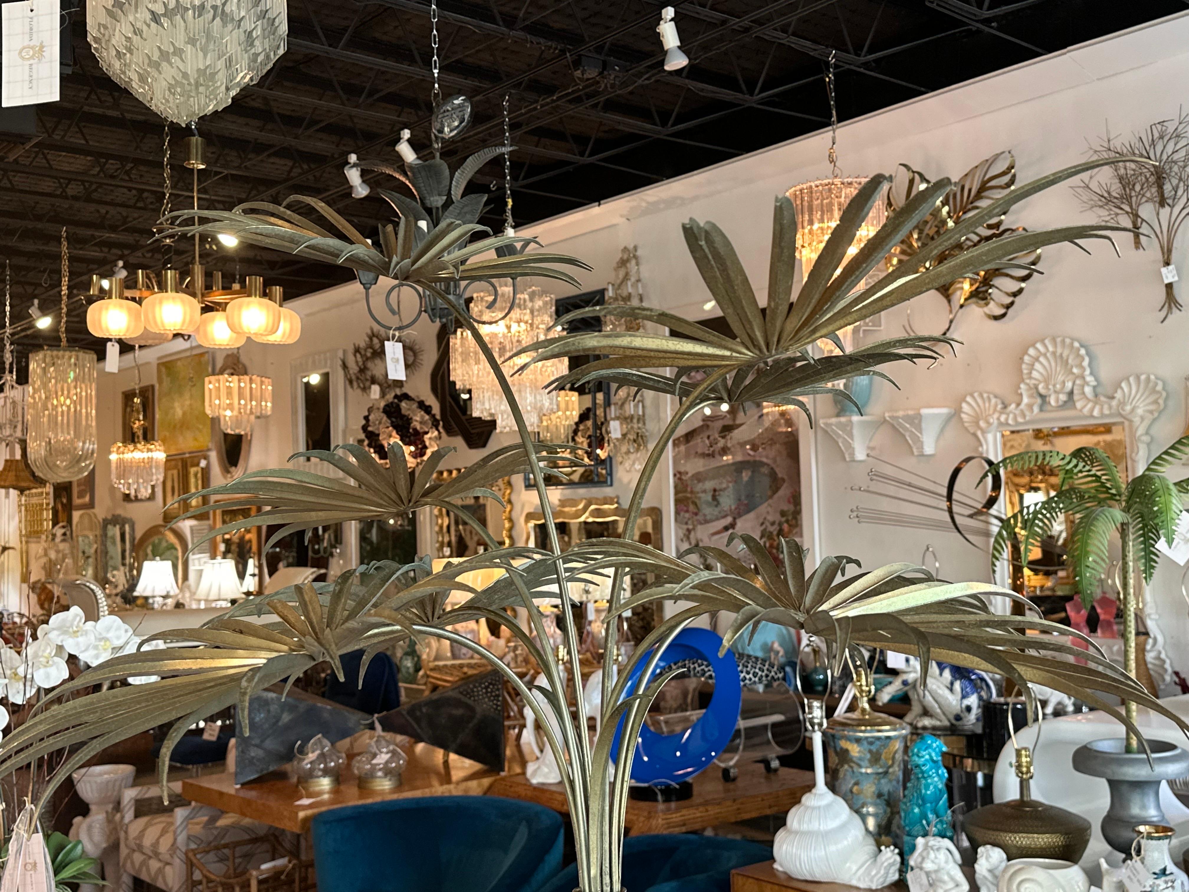 Lovely vintage métal or laiton tole palm tree statue pièce de décor. Fabriqué en Italie par Casa Bisque. Dimensions : 81 H x 42 D. Base de la jardinière : 16 x 16. Patine sur le placage en laiton doré. Veuillez me faire savoir si vous souhaitez un