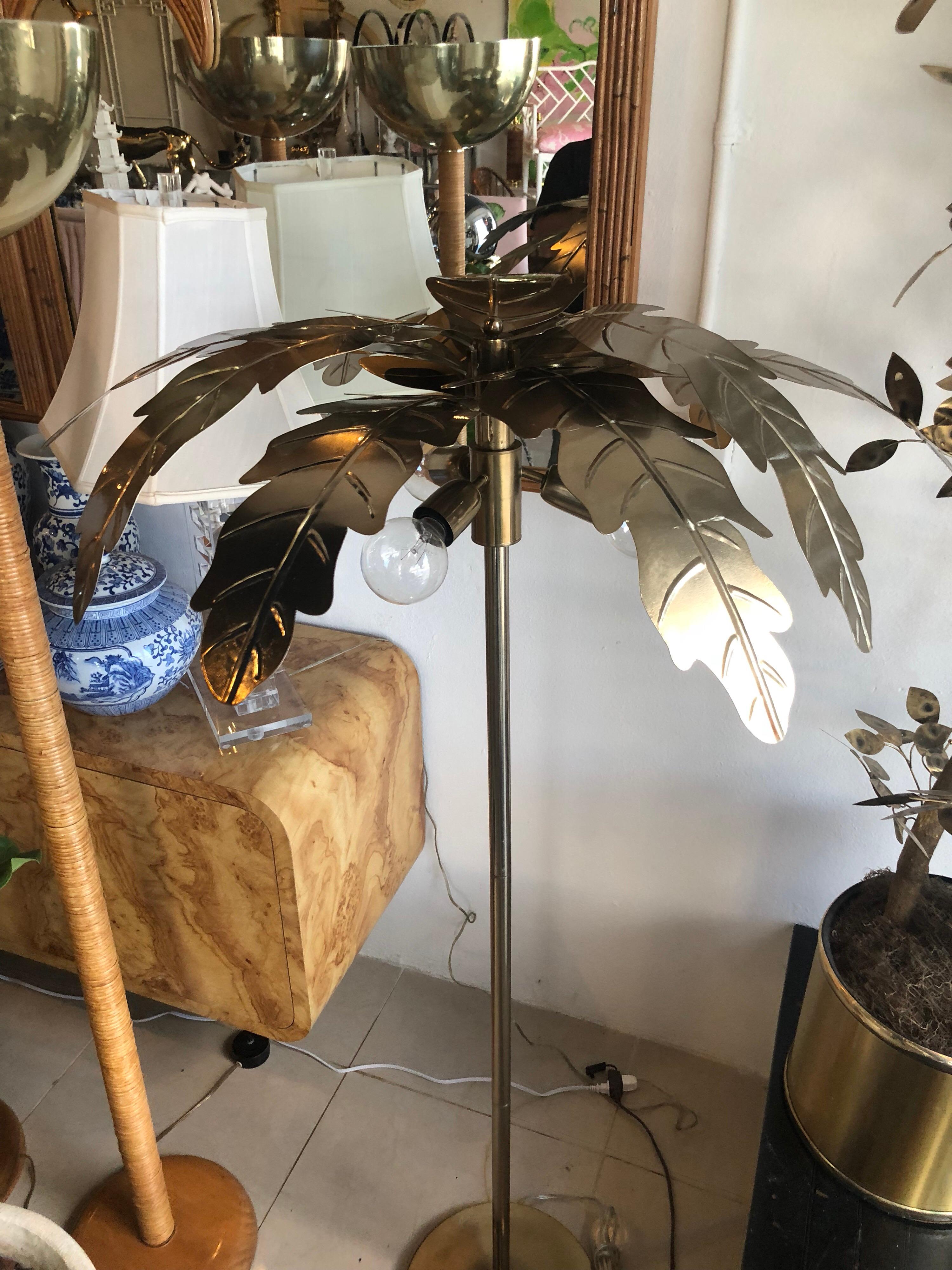 Vintage Brass Gold Metal Palm Tree Leaf Leaves Frond Floor Lamp In Good Condition In West Palm Beach, FL