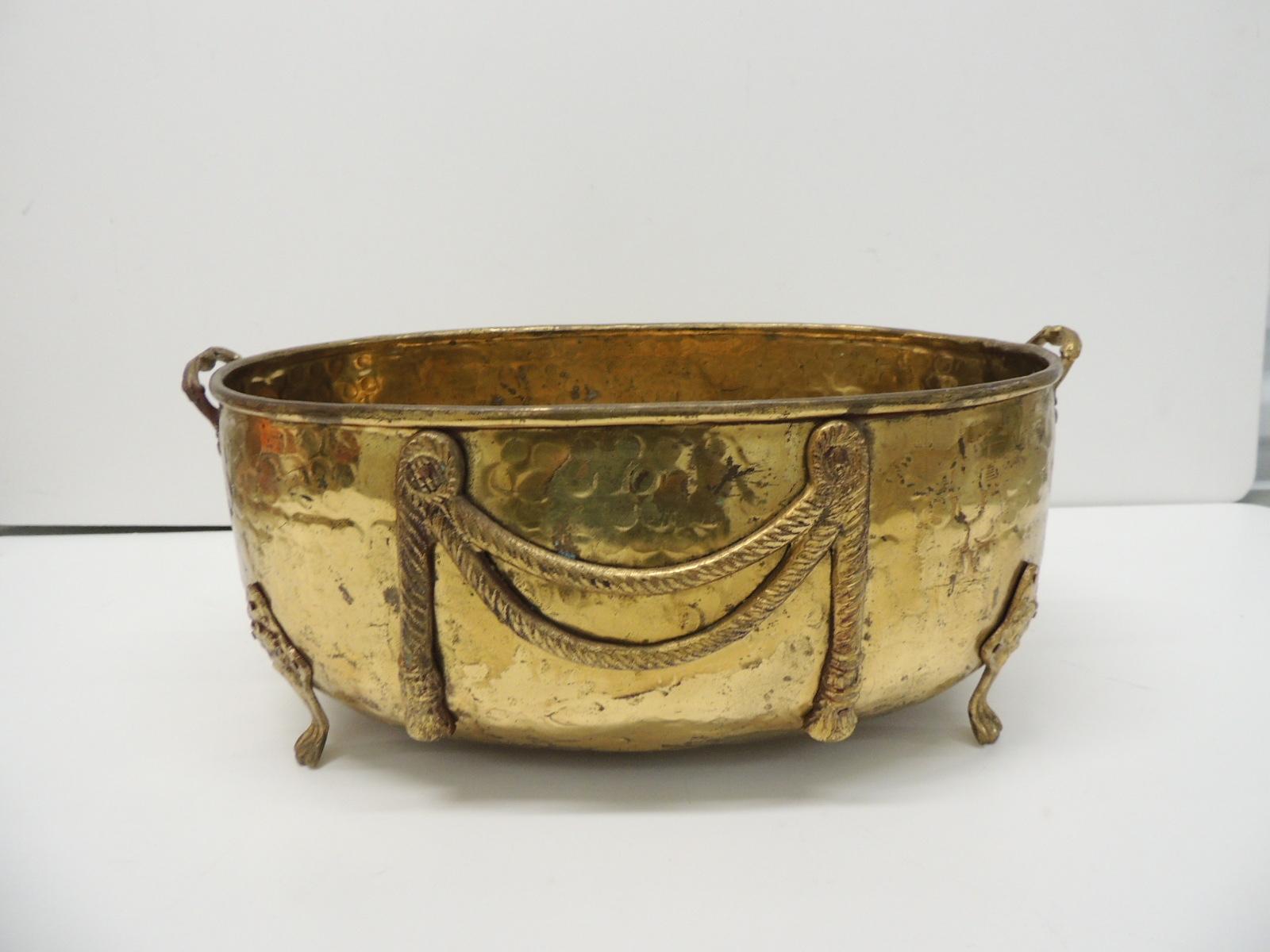 Vintage brass hammered planter
Oval with lions' feet and tassels details on each side
Jardinière, planter or center piece
India, 1970s
Size: 14.5 x 9.5 x 6
