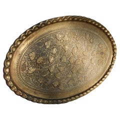 Bandeja extragrande de latón vintage grabada a mano con motivos florales de la India británica