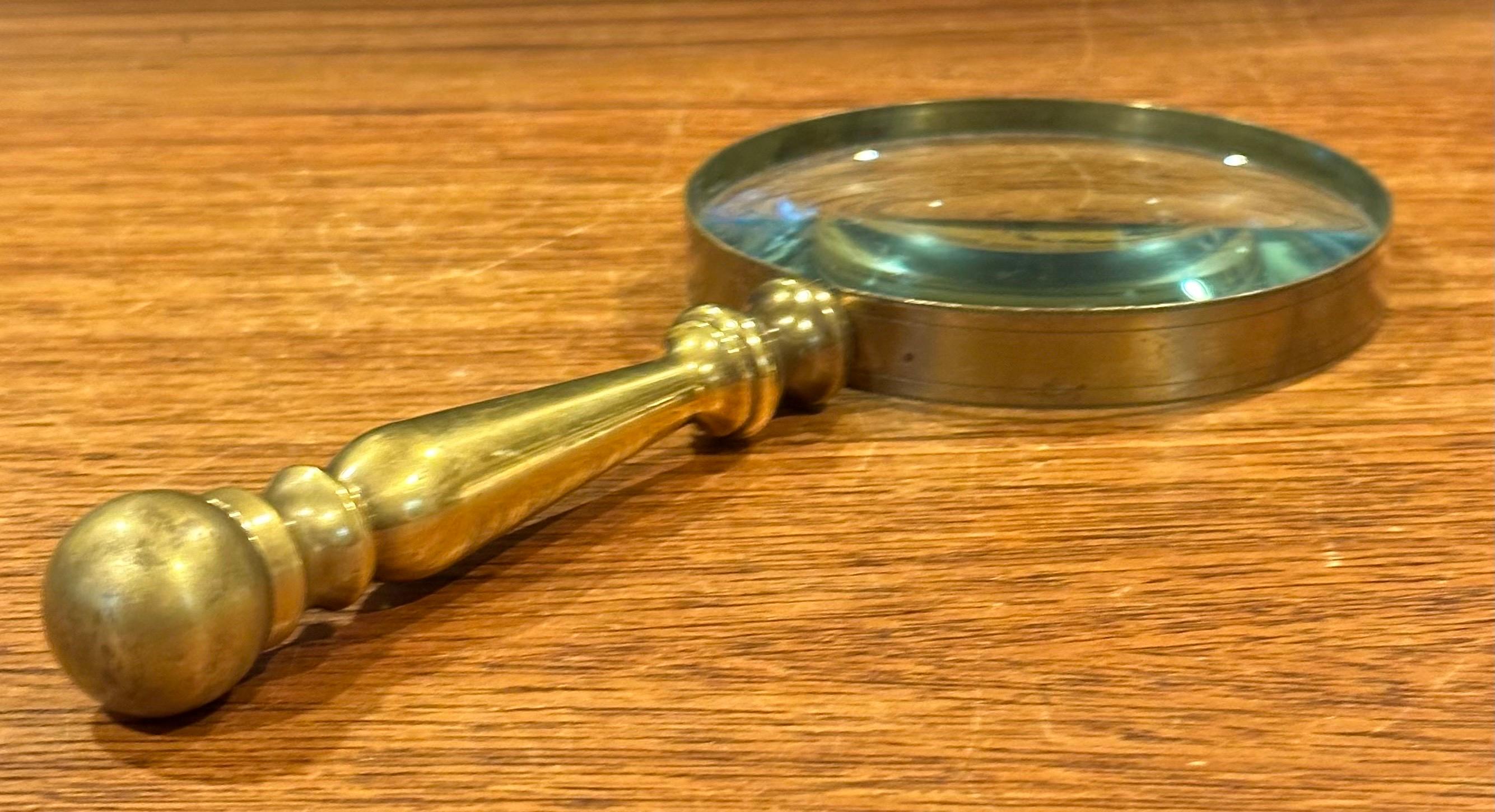 Vergrößerungsglas mit Messinggriff (20. Jahrhundert) im Angebot
