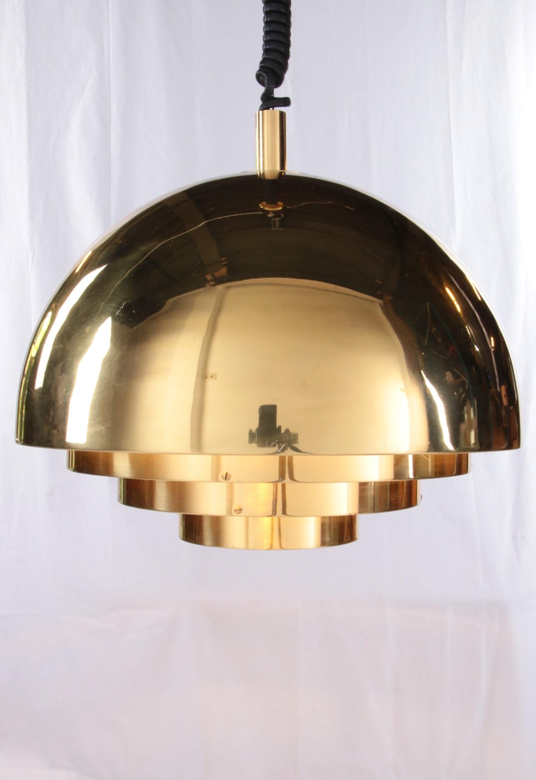 Vintage brass hanging lamp by Vereinigte Werkstatten Collection, 1960


Elegant Mid-Century Modern brass hanging lamp or 'Dome' hanging lamp.

Manufactured by Vereinigte Werkstätten München, 1960s, Germany.

Made of brass plate, comes with 1 x E27