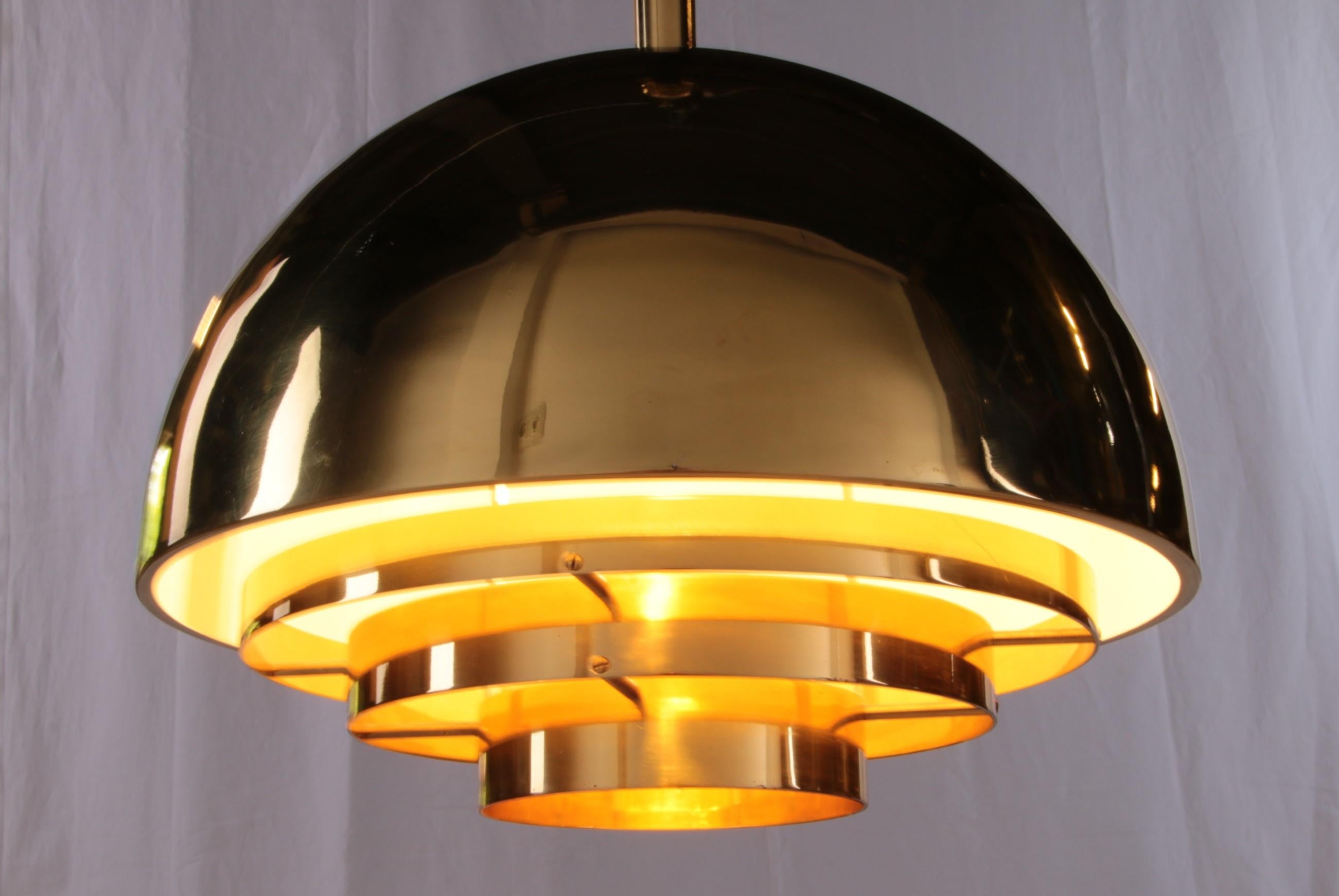 Vintage Brass Hanging Lamp by Vereinigte Werkstatten Collection, 1960 In Good Condition For Sale In Oostrum-Venray, NL