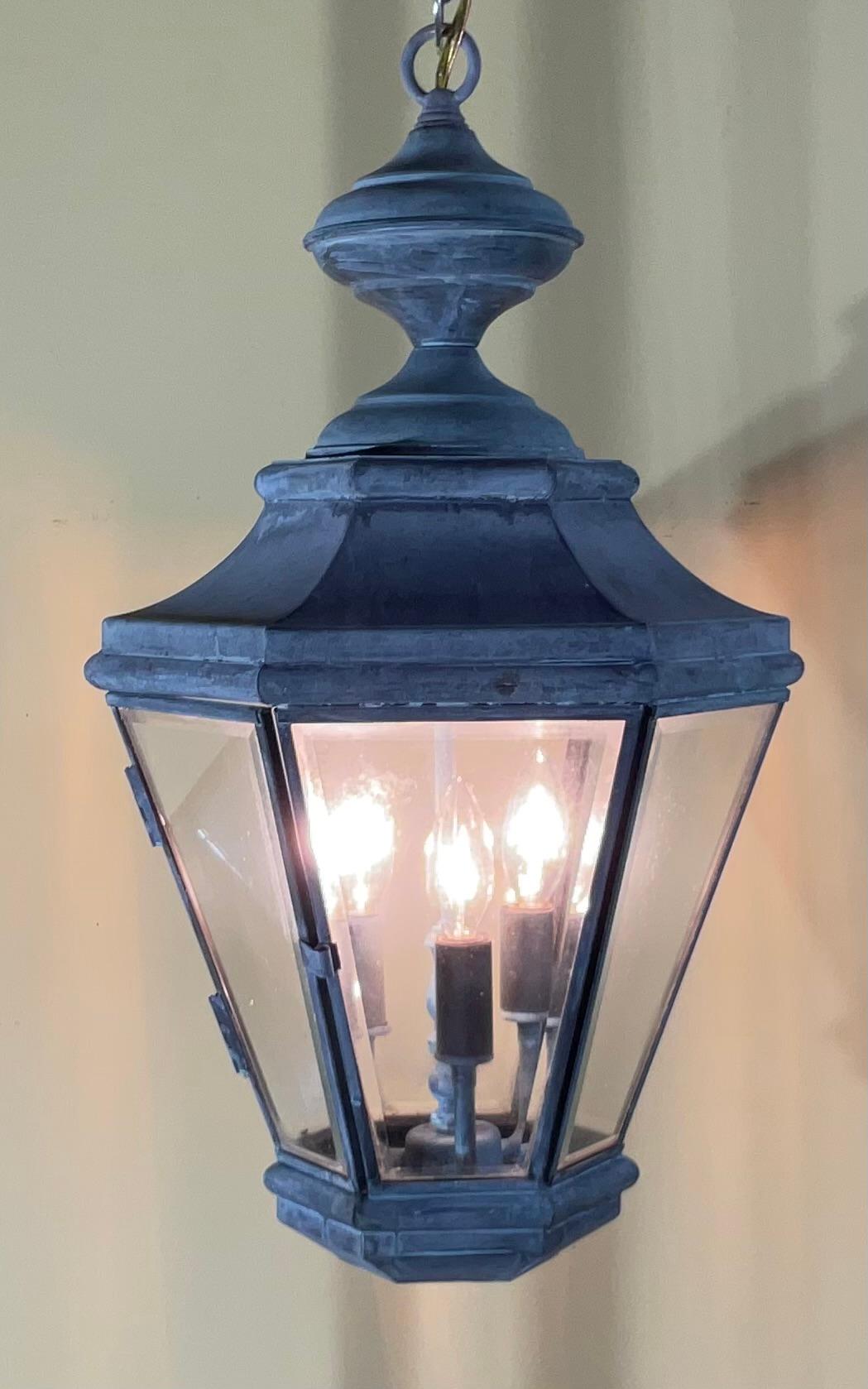Diese Hängelaterne aus Messing im Vintage-Stil ist ein echtes Zeugnis für Handwerkskunst und zeitloses Design. Die aus massivem Messing gefertigte Laterne besticht durch ihre verwitterte Oberfläche, ihre drei 40-Watt-Lampen und ihr rundum