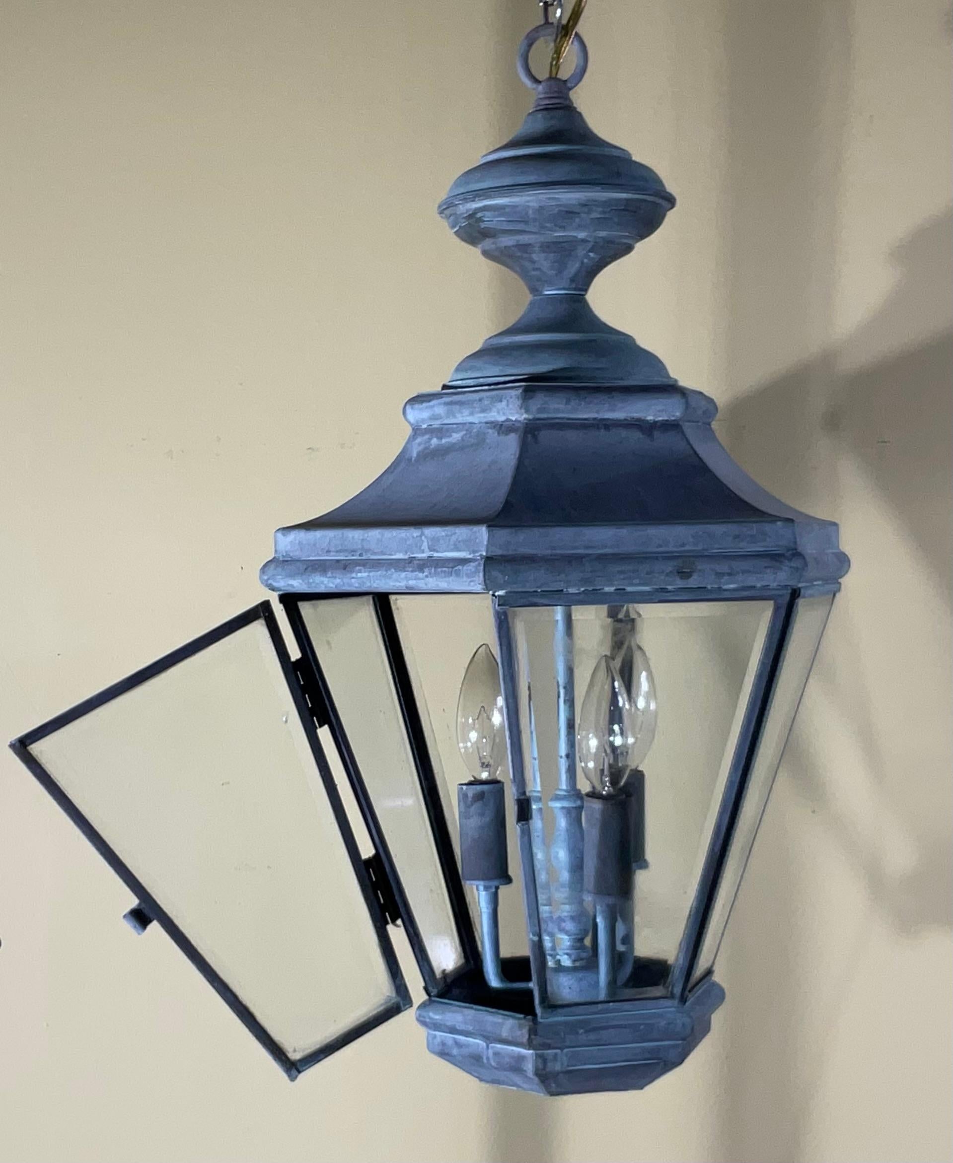 Vintage Messing hängende Laterne mit abgeschrägtem Glas - ein Timeless Schatz (20. Jahrhundert) im Angebot