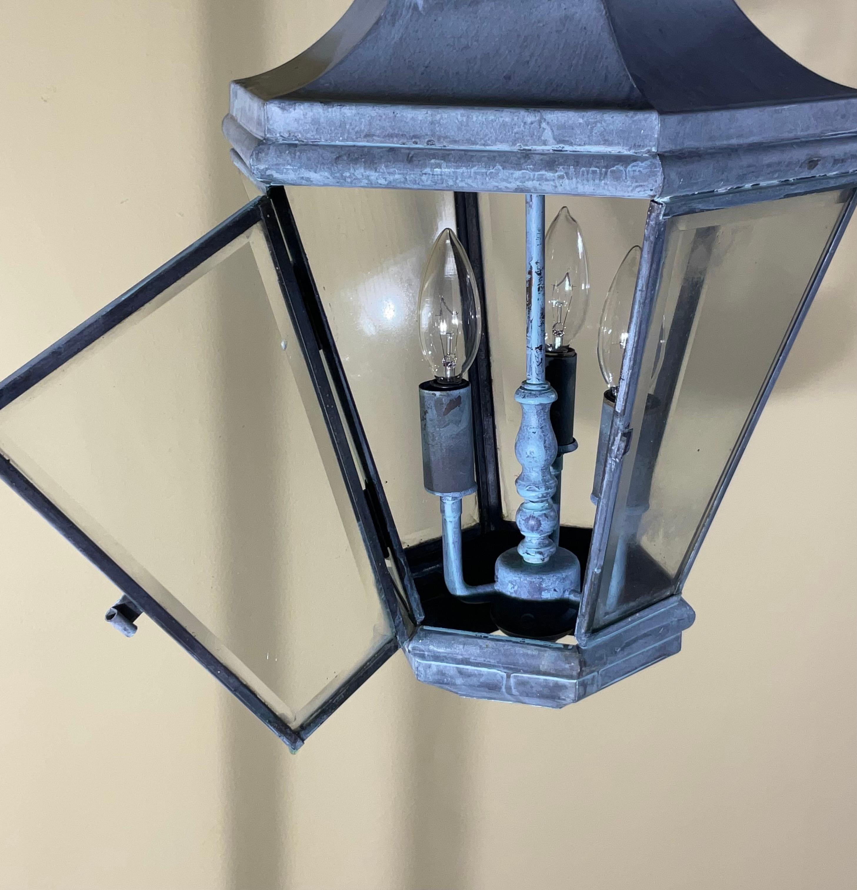 Vintage Messing hängende Laterne mit abgeschrägtem Glas - ein Timeless Schatz im Angebot 1