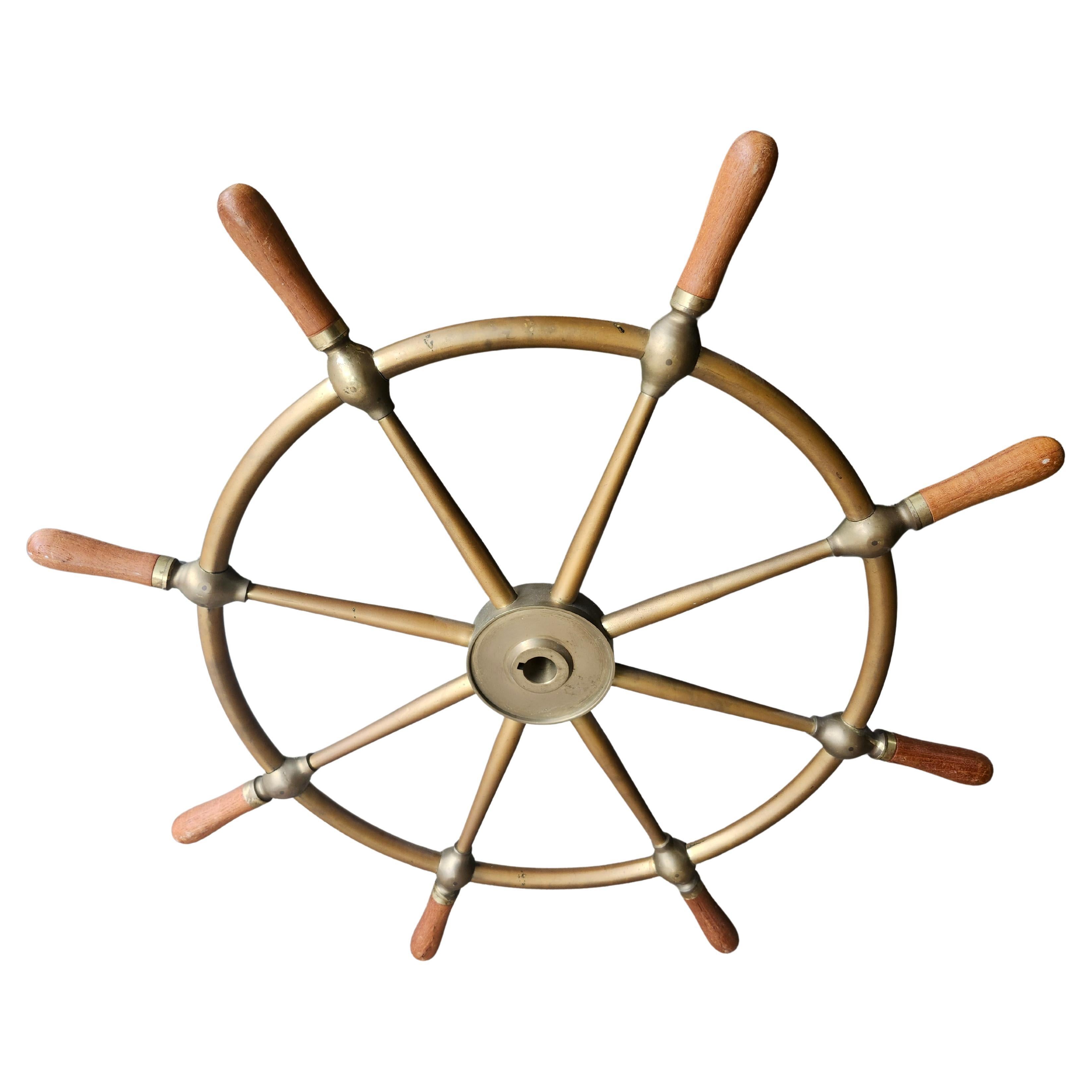 Roue de bateau en laiton avec poignées en bois dur.
Coulée en pièces et assemblée. Les coulées sont pr�écises et le laiton s'est adouci.
Superbe décoration sur le thème du nautisme.
