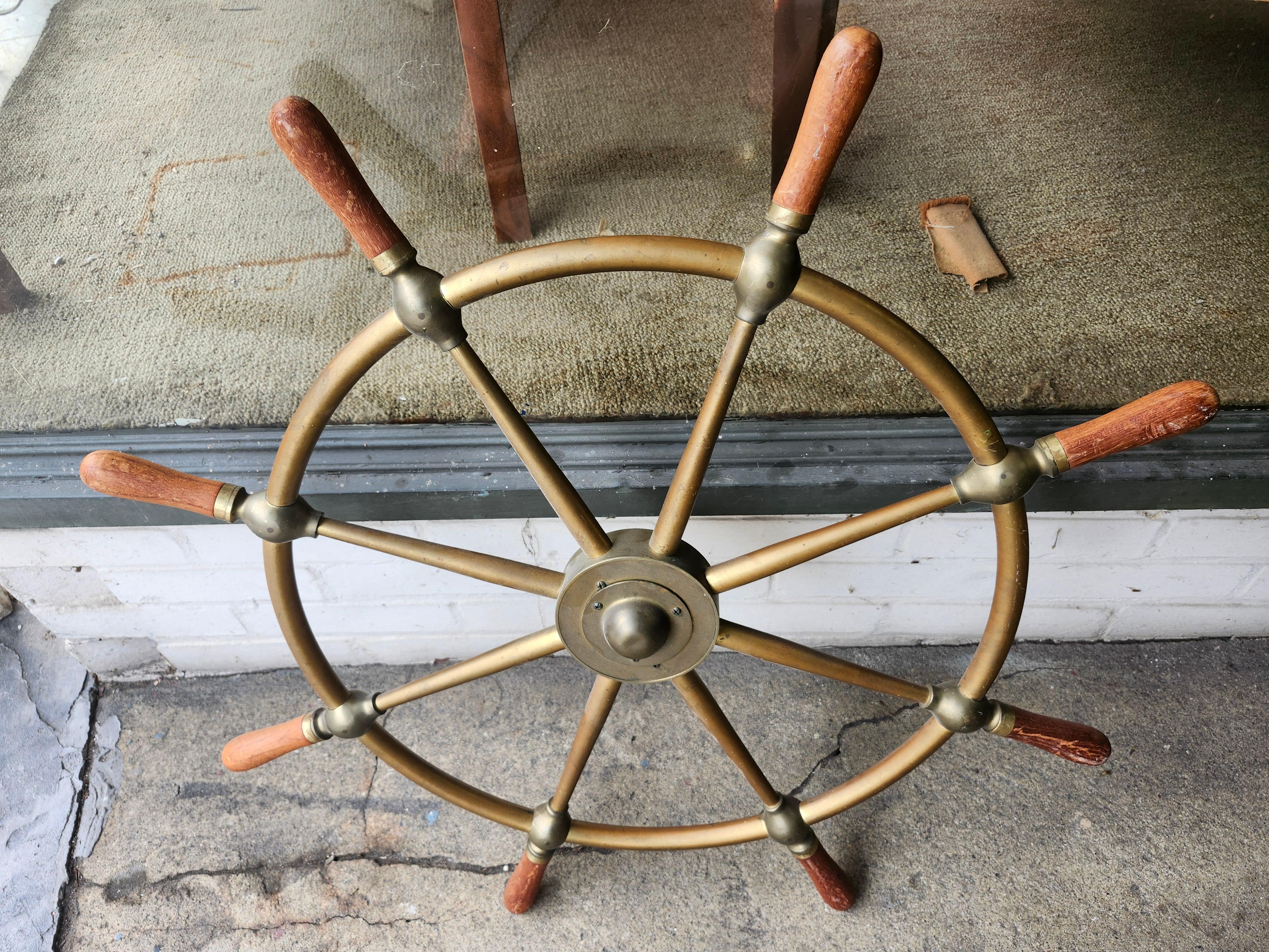 Laiton Roue de bateau vintage en laiton et bois dur C1950 en vente