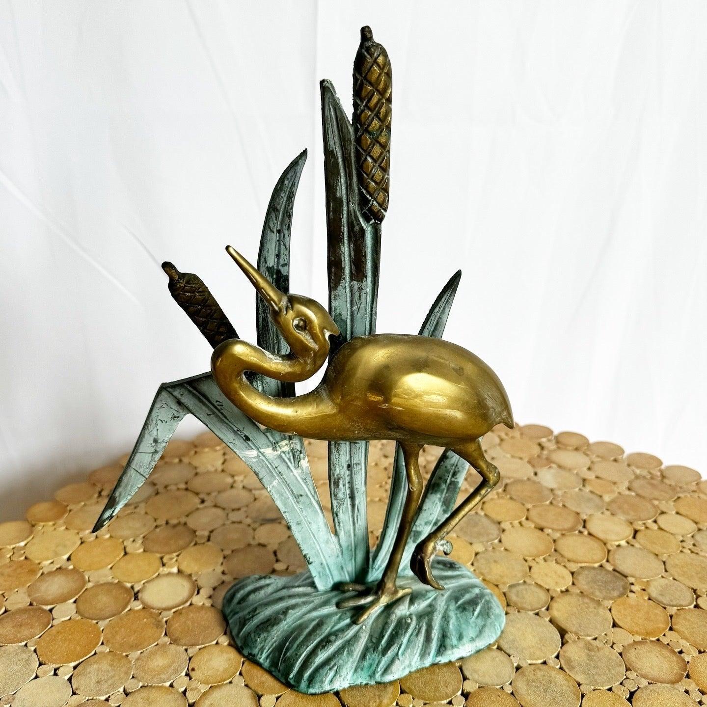 Escultura de garza de latón vintage con intrincados detalles, perfecta para añadir elegancia inspirada en la naturaleza a mesas, estanterías o repisas.
 
 Vendemos artículos tal y como se adquieren, sin restaurar ni reparar. Las piezas antiguas