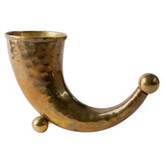 Vase à boire ou vase en corne vintage en laiton, laiton sculpté à la main Danemark années 1930