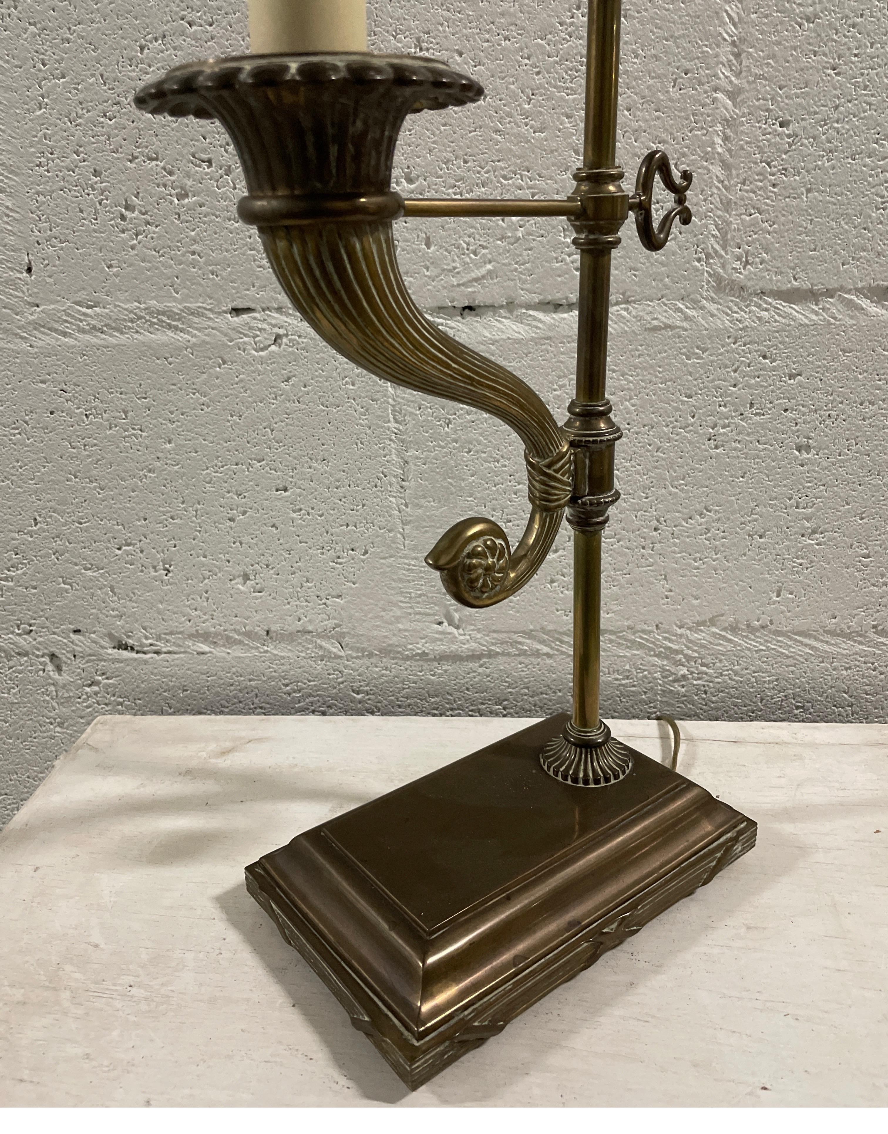 Schreibtischlampe aus Messing mit Horn aus Füllhörnern von Chapman (20. Jahrhundert) im Angebot
