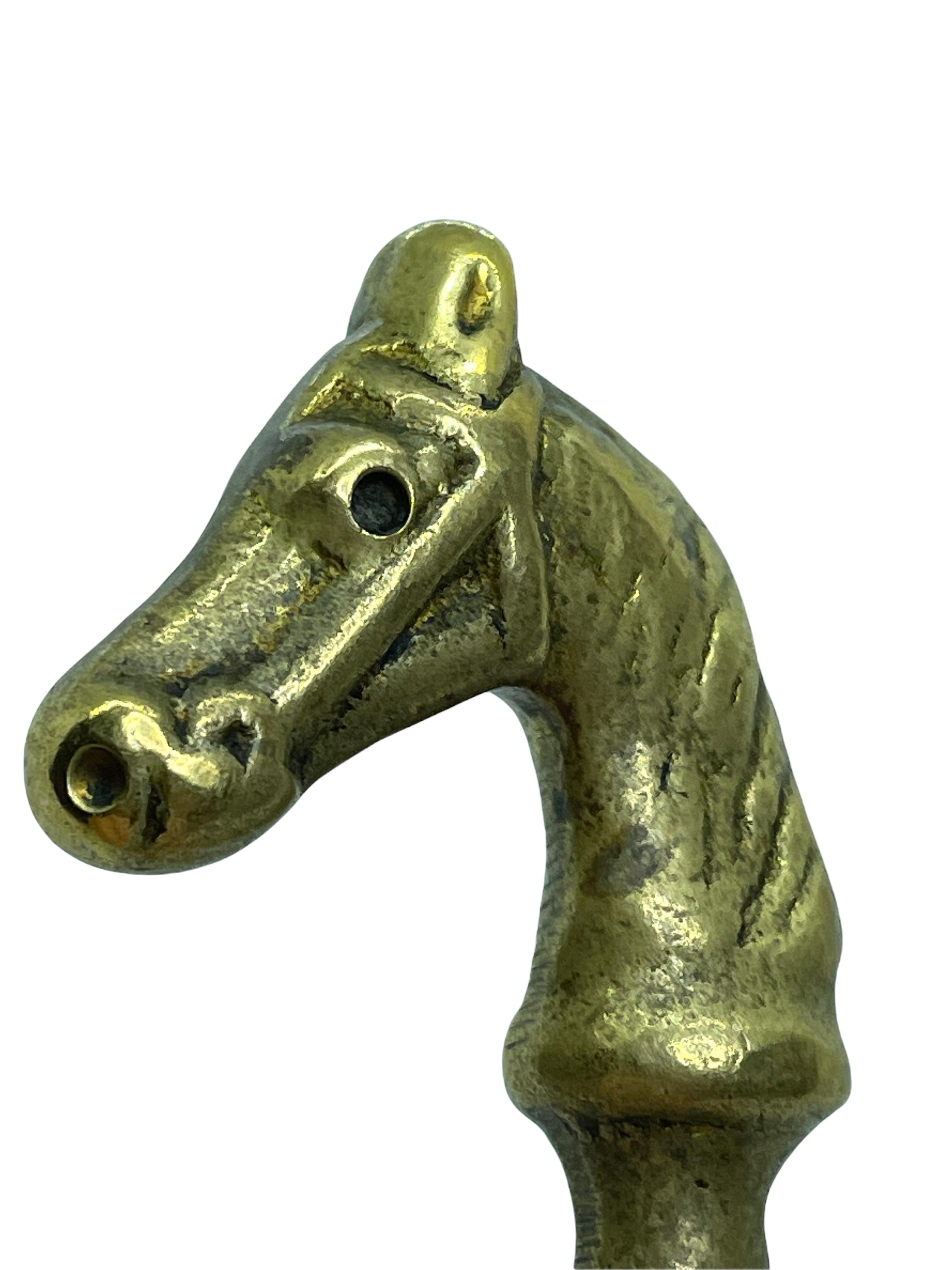Abrebotellas de latón vintage Caballo Metal moderno de mediados de siglo Breweriana Barware Alemán en venta
