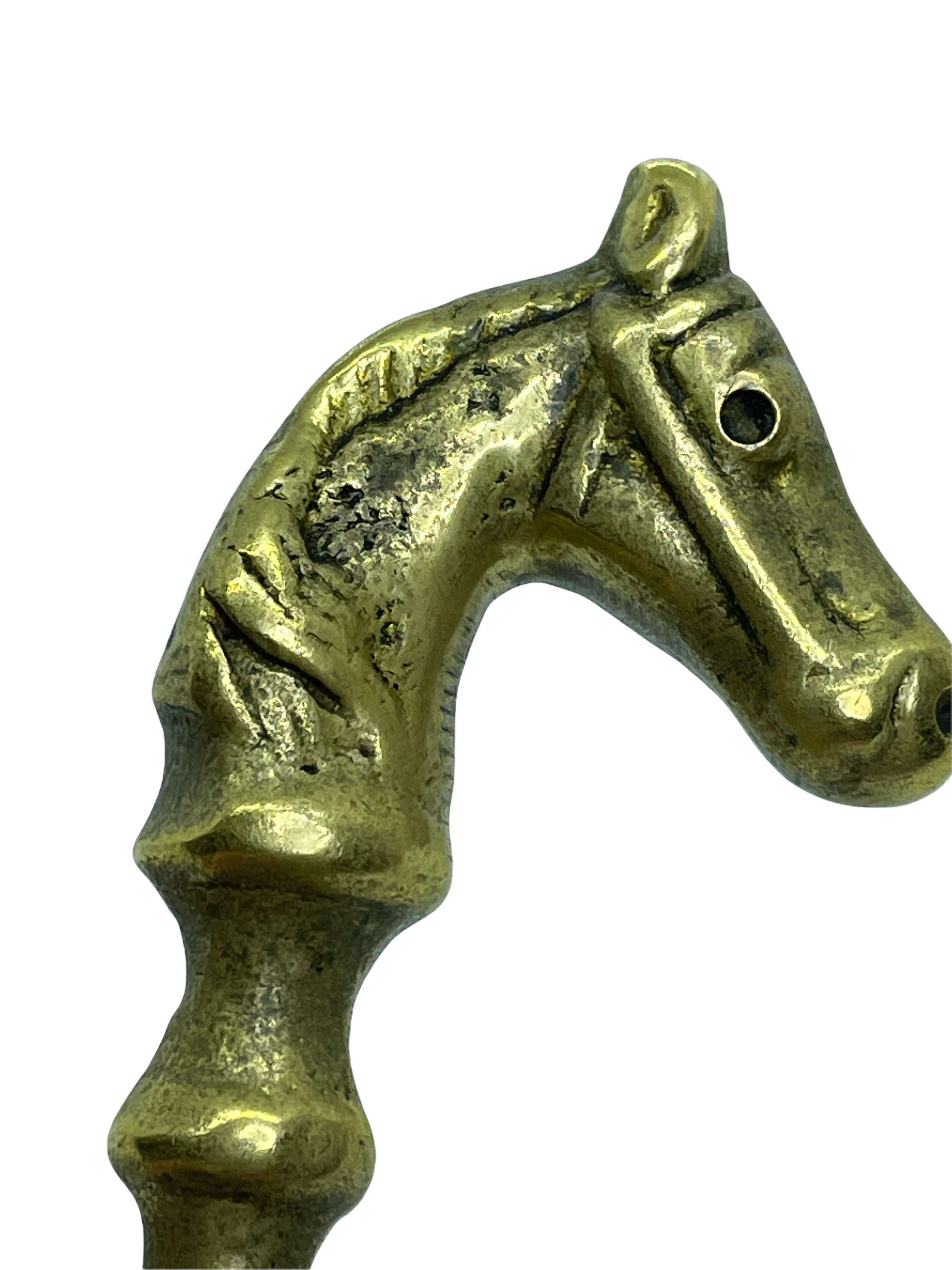 Abrebotellas de latón vintage Caballo Metal moderno de mediados de siglo Breweriana Barware mediados del siglo XX en venta
