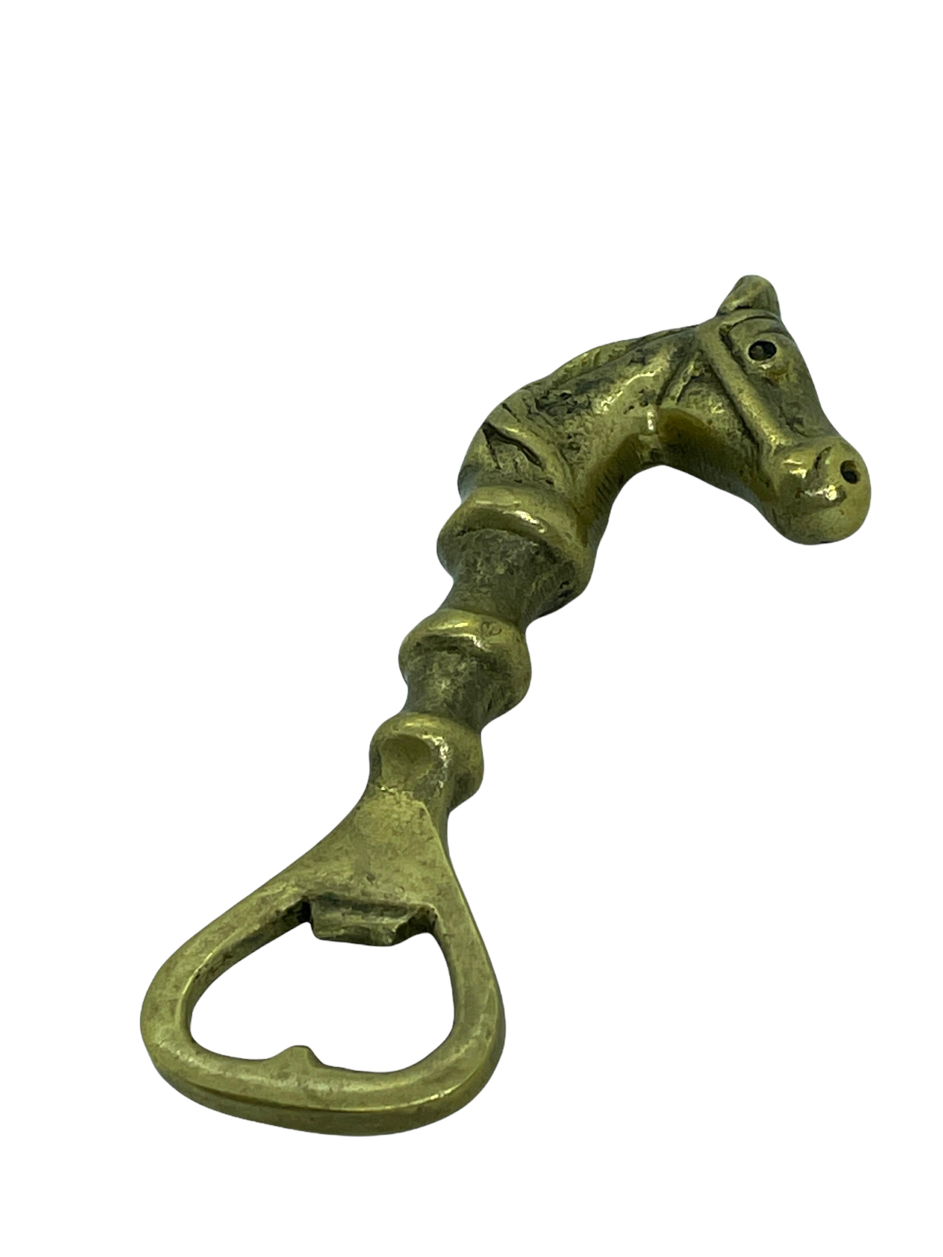 Abrebotellas de latón vintage Caballo Metal moderno de mediados de siglo Breweriana Barware Latón en venta