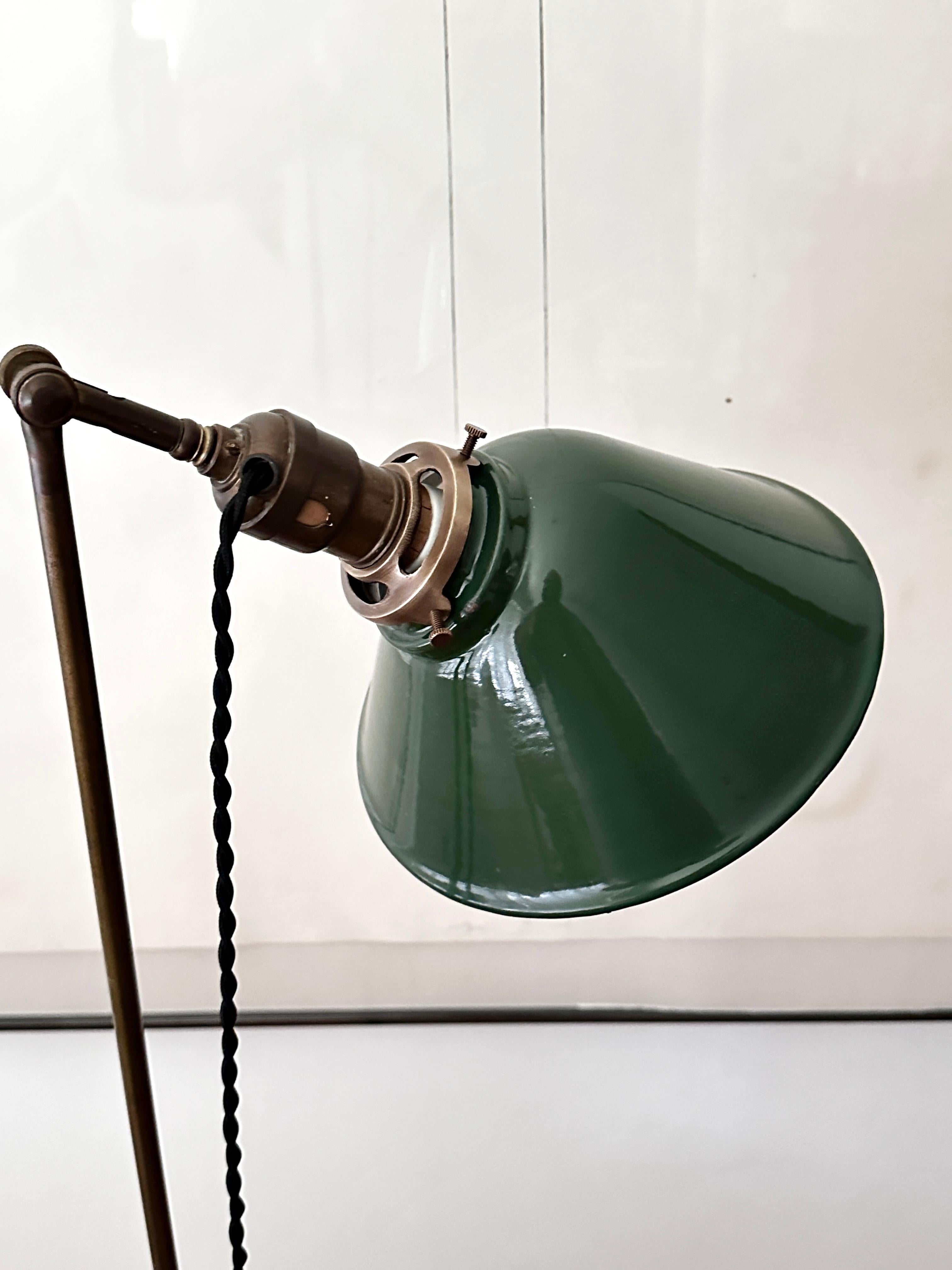 Lampada da terra industriale in ottone vintage di The Pacific Electric Company in vendita 2