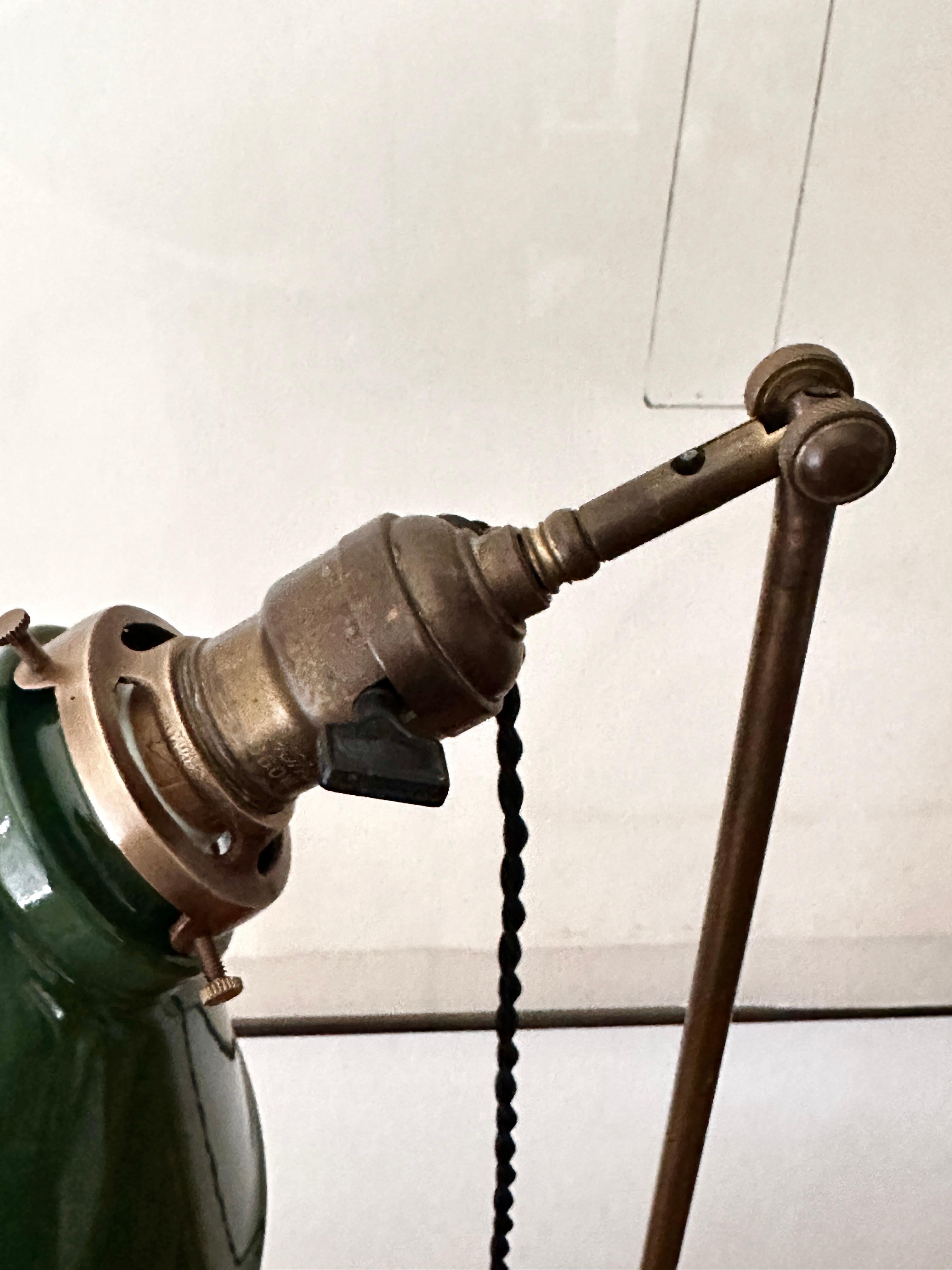 Lampada da terra industriale in ottone vintage di The Pacific Electric Company in vendita 4