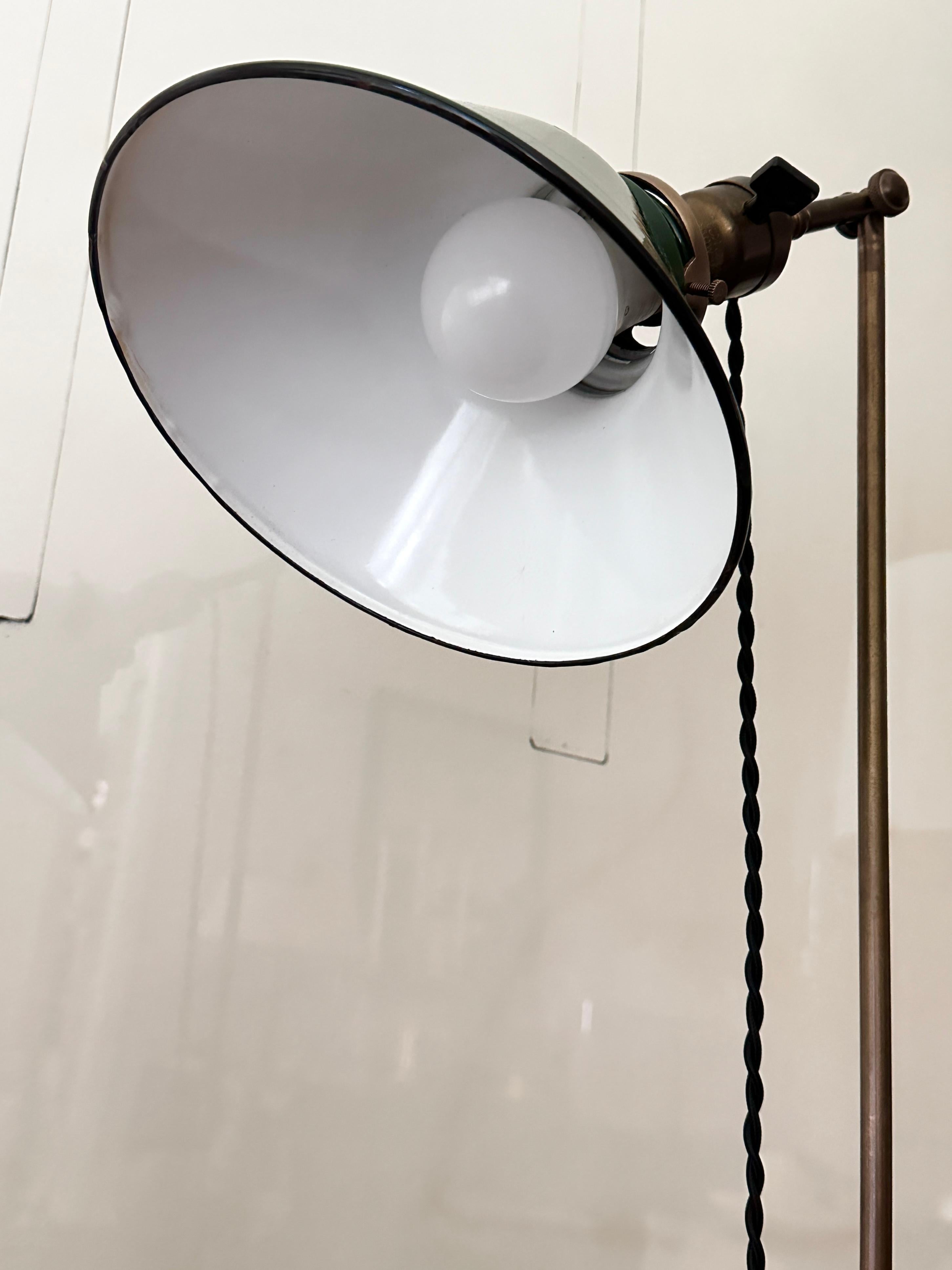 Lampada da terra industriale in ottone vintage di The Pacific Electric Company in vendita 9