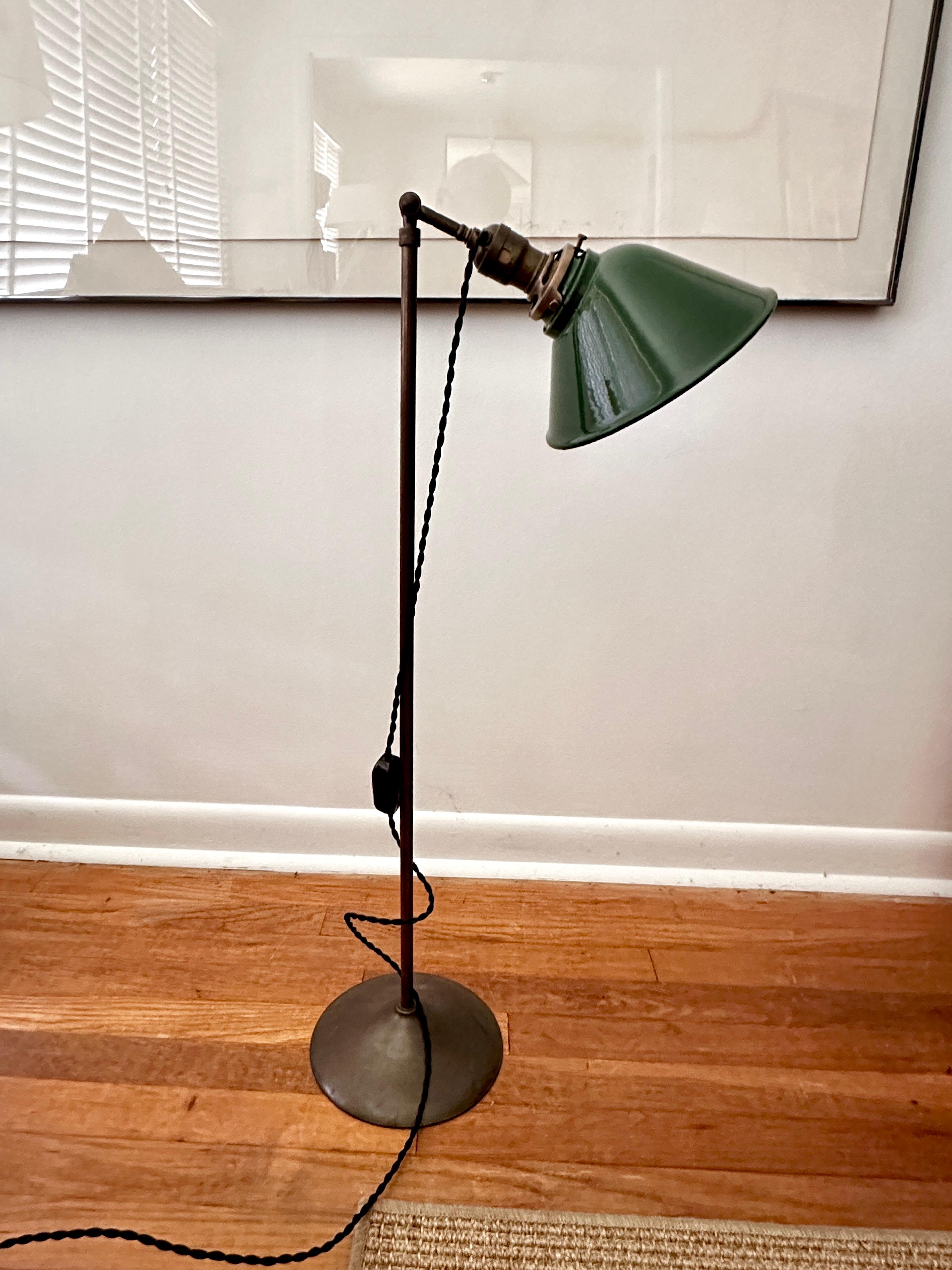 Una lampada da terra industriale d'epoca in ottone risalente ai primi anni del XX secolo. La lampada è stata prodotta da The Pacific Electric Company probabilmente tra il 1910 e il 1920; l'azienda aveva sede a La Crosse, nel Wisconsin. Il collo