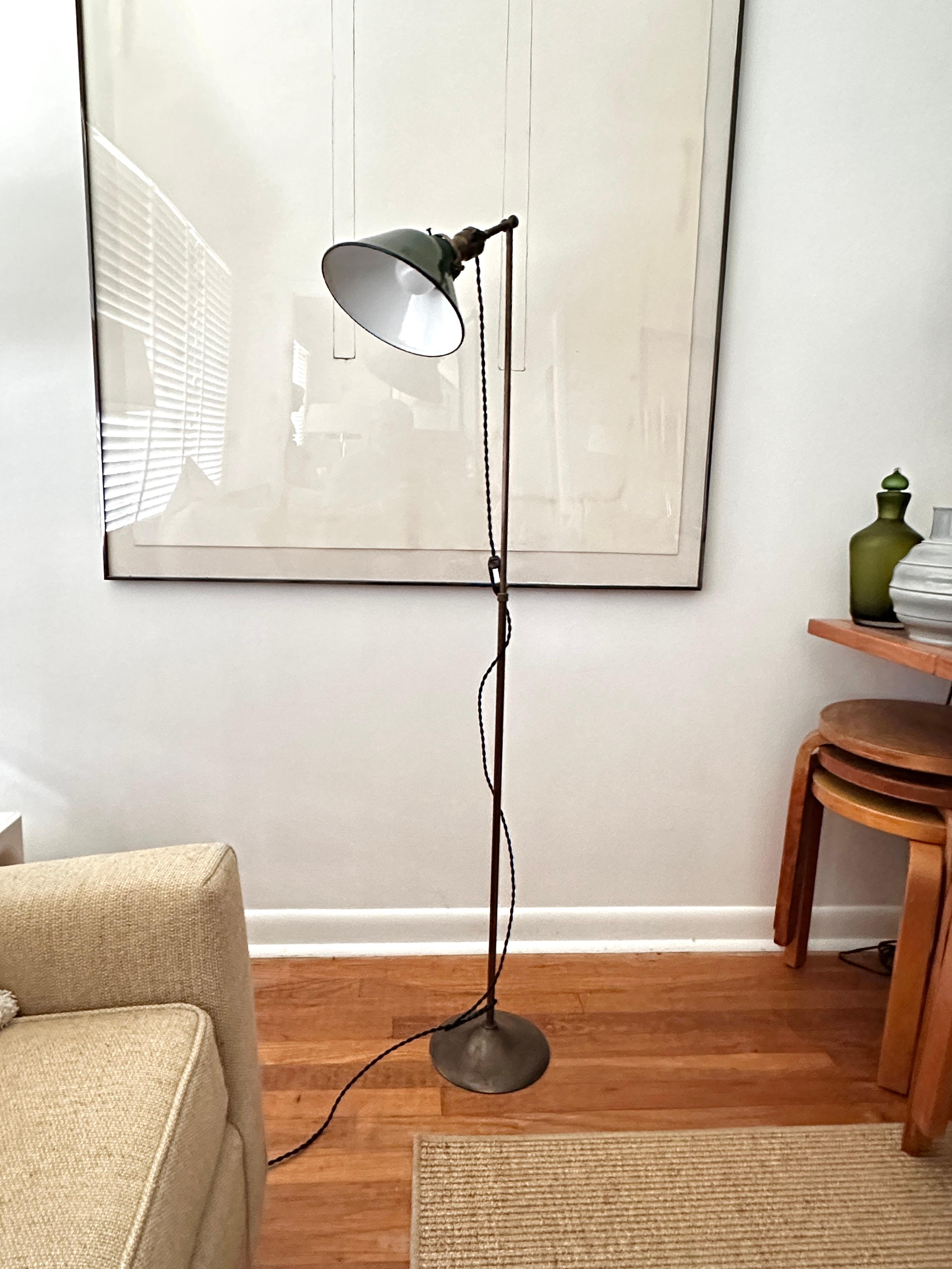 Edoardiano Lampada da terra industriale in ottone vintage di The Pacific Electric Company in vendita
