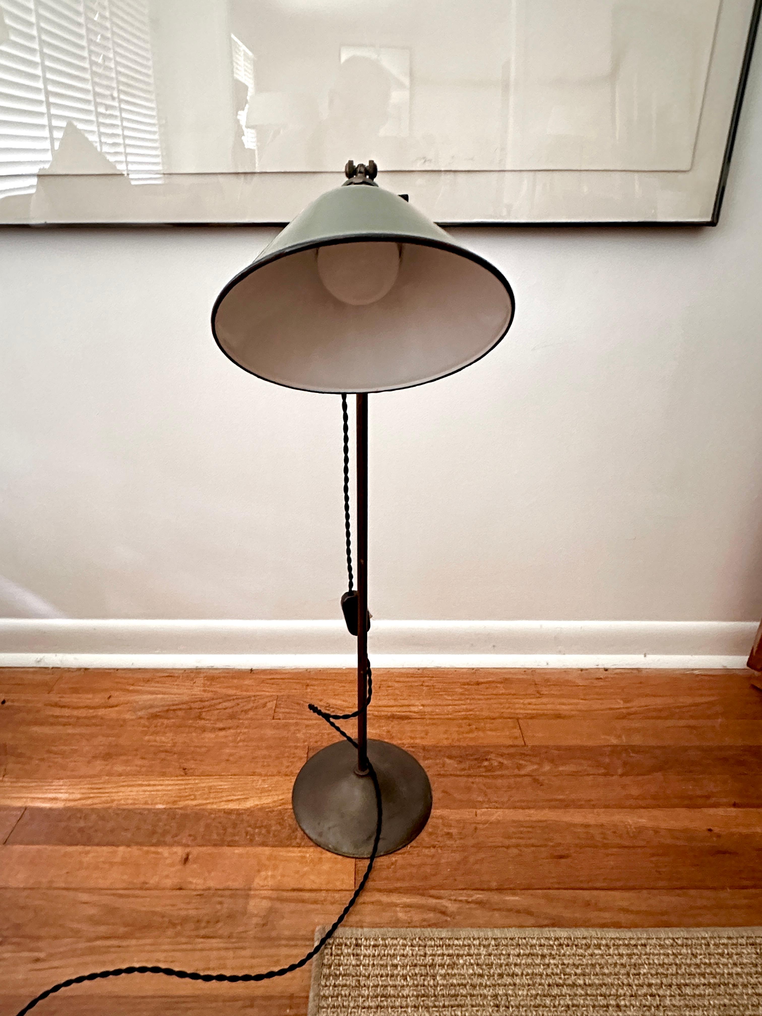 Americano Lampada da terra industriale in ottone vintage di The Pacific Electric Company in vendita