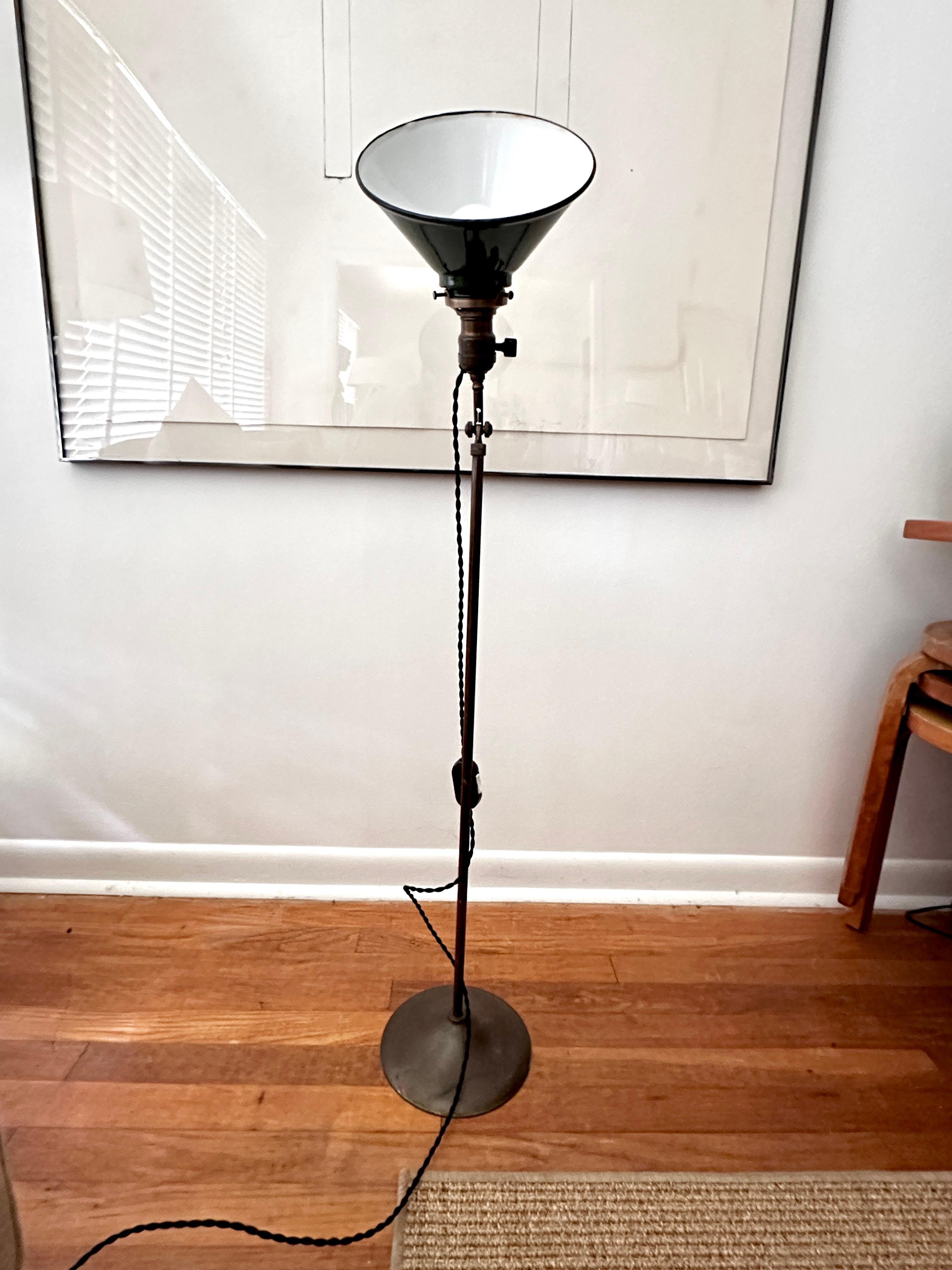 Fatto a mano Lampada da terra industriale in ottone vintage di The Pacific Electric Company in vendita